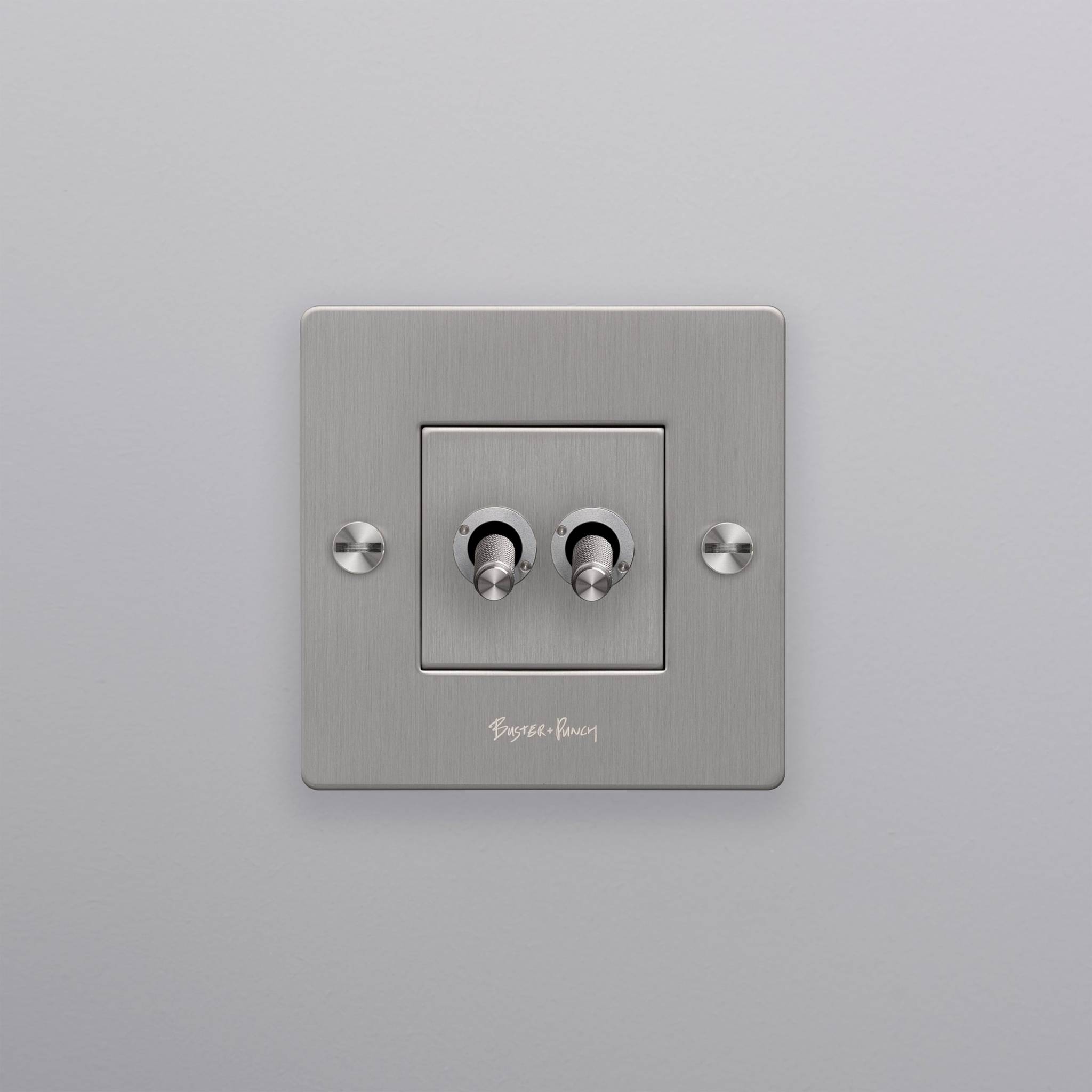 buster + punch | lichtschakelaar 1-voudig dubbele tuimelschakelaar (met logo) | steel zijaanzicht