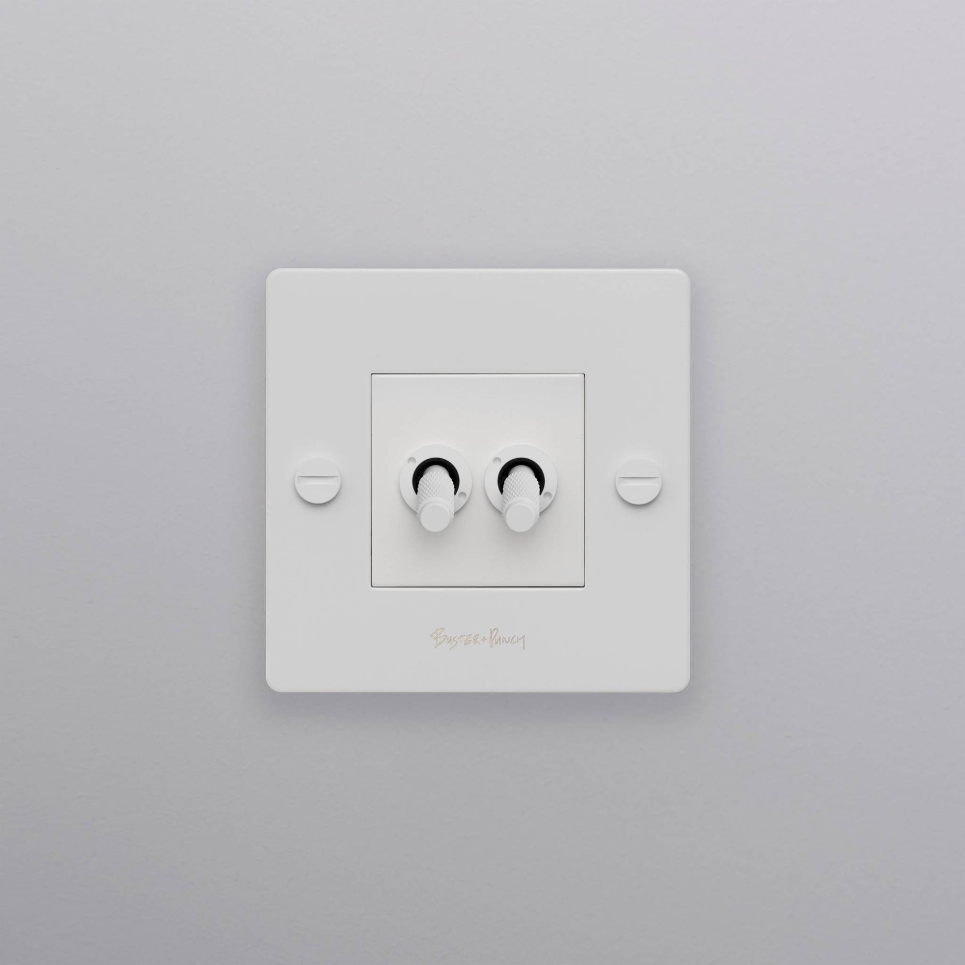 buster + punch | lichtschakelaar 1-voudig dubbele tuimelschakelaar (met logo) | white zijaanzicht