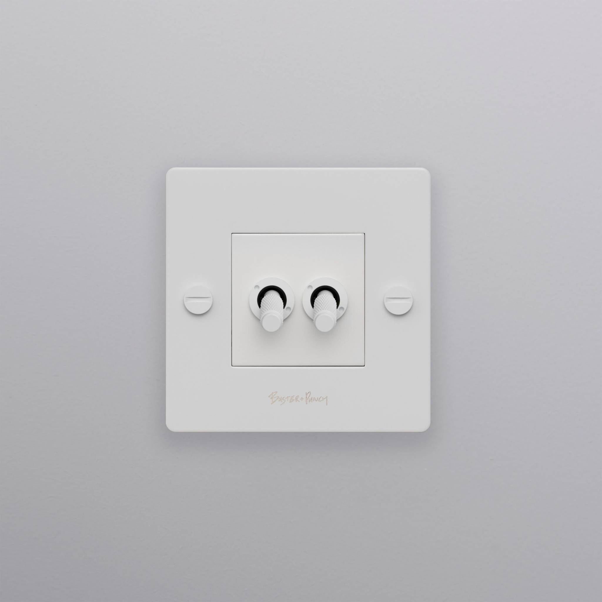 buster + punch | lichtschakelaar 1-voudig dubbele tuimelschakelaar (met logo) | white zijaanzicht