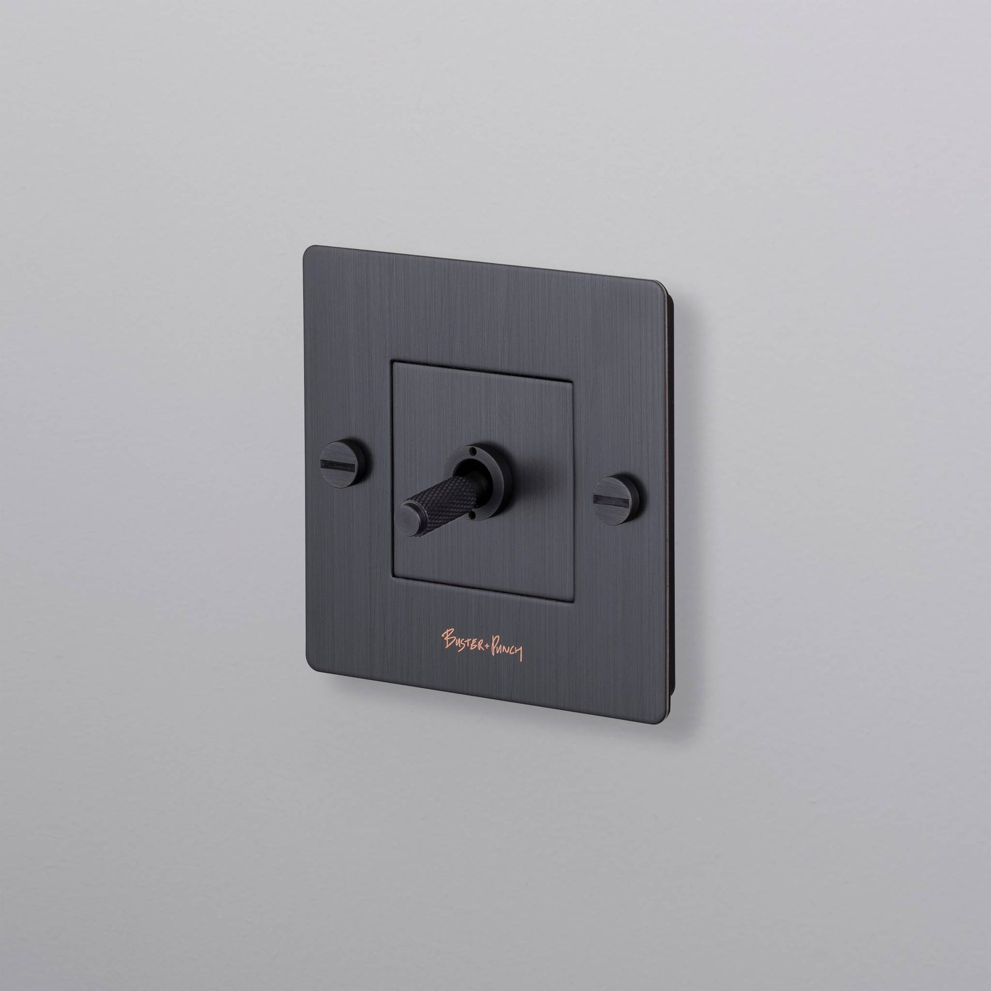 buster + punch | lichtschakelaar 1-voudige tuimelschakelaar cross (met logo) | smoked bronze