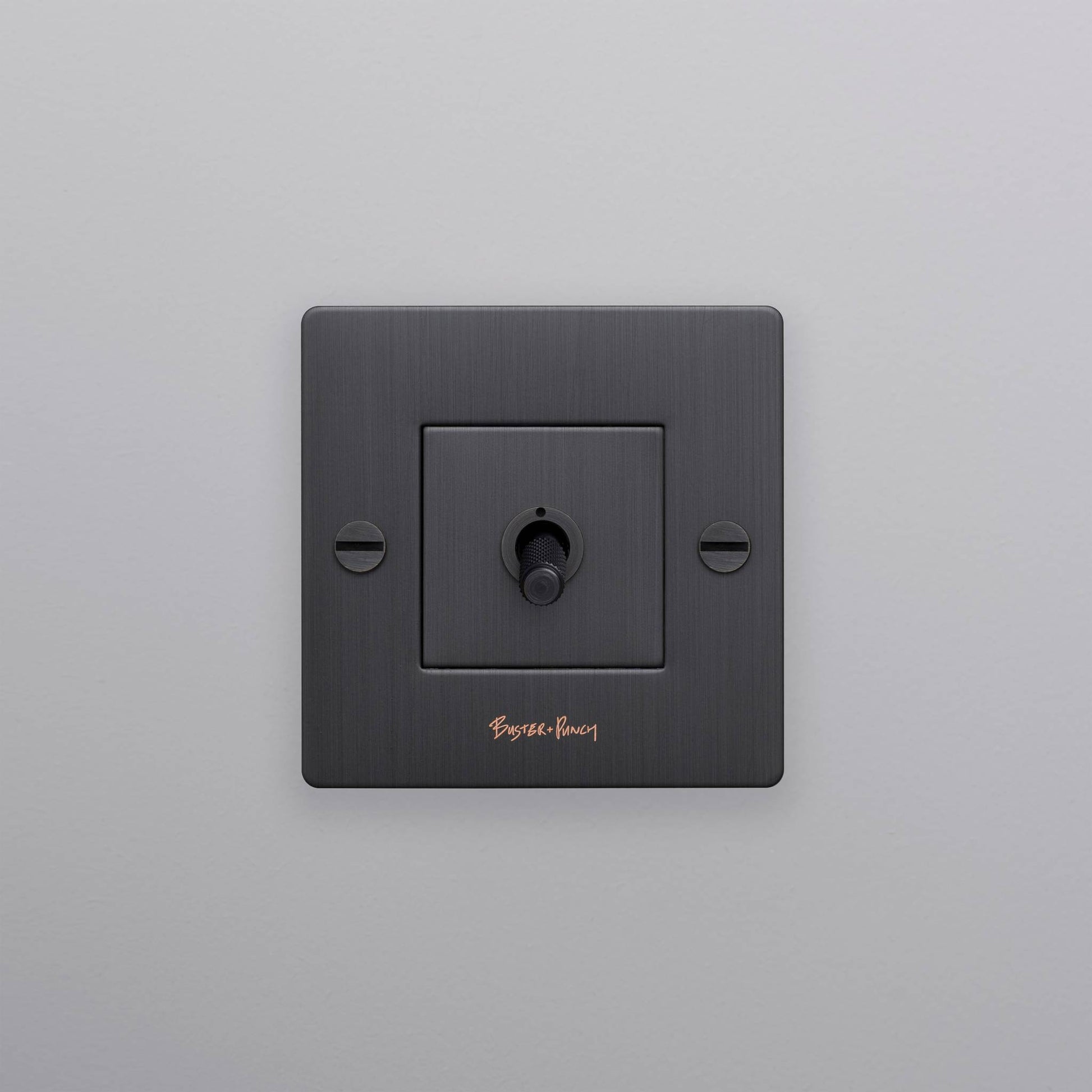 buster + punch | lichtschakelaar 1-voudige tuimelschakelaar cross (met logo) | smoked bronze zijaanzicht