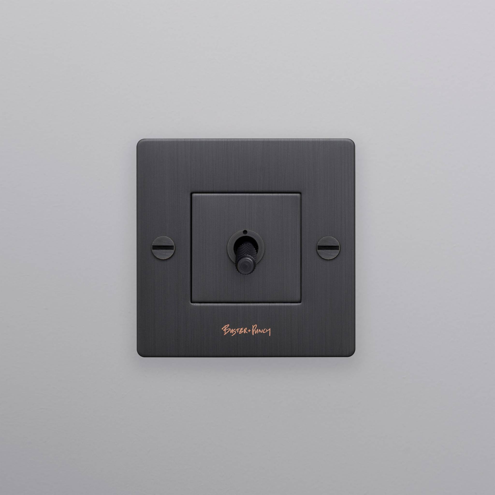 buster + punch | lichtschakelaar 1-voudige tuimelschakelaar cross (met logo) | smoked bronze zijaanzicht