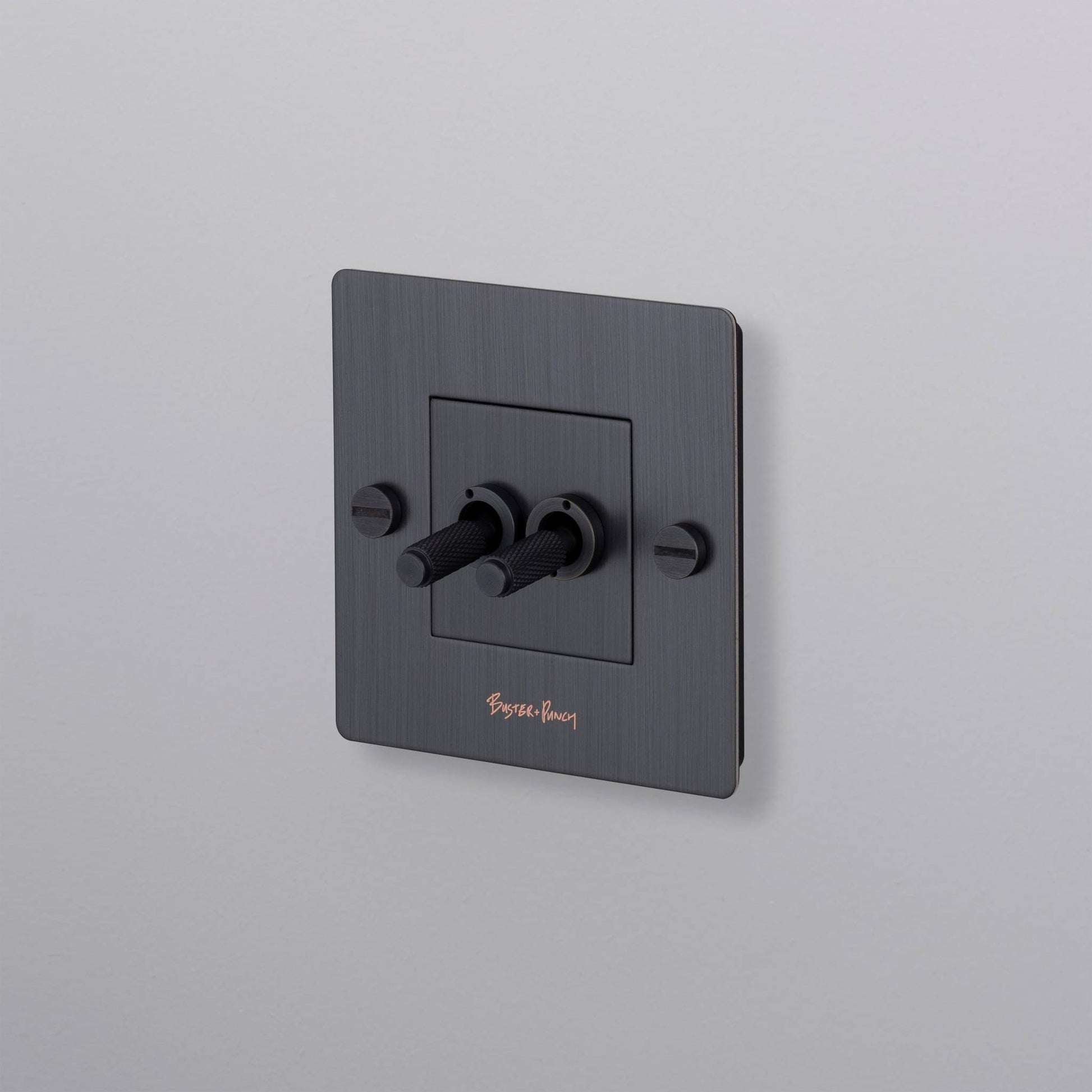 buster + punch | lichtschakelaar 1-voudig dubbele tuimelschakelaar (met logo) | smoked bronze