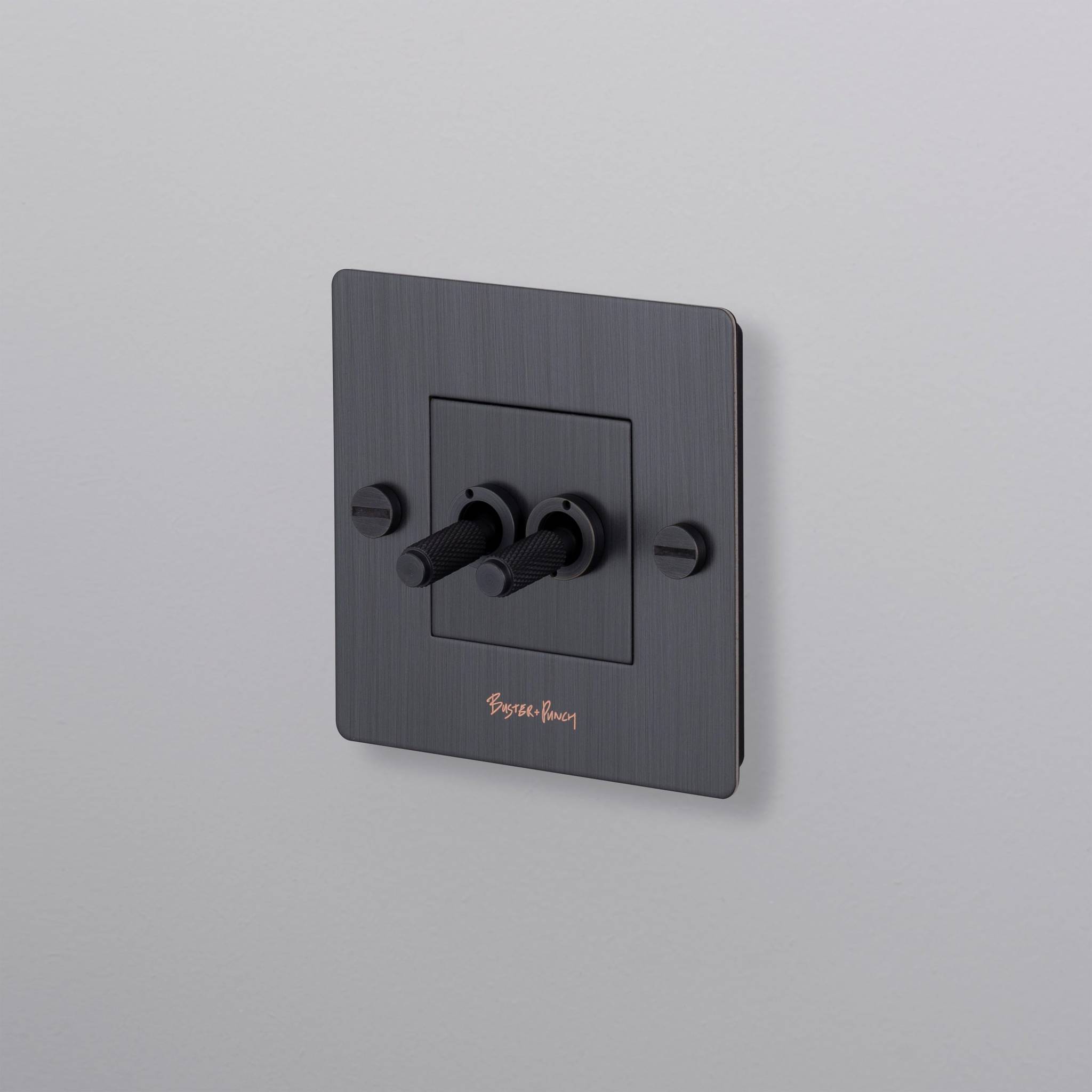 buster + punch | lichtschakelaar 1-voudig dubbele tuimelschakelaar (met logo) | smoked bronze
