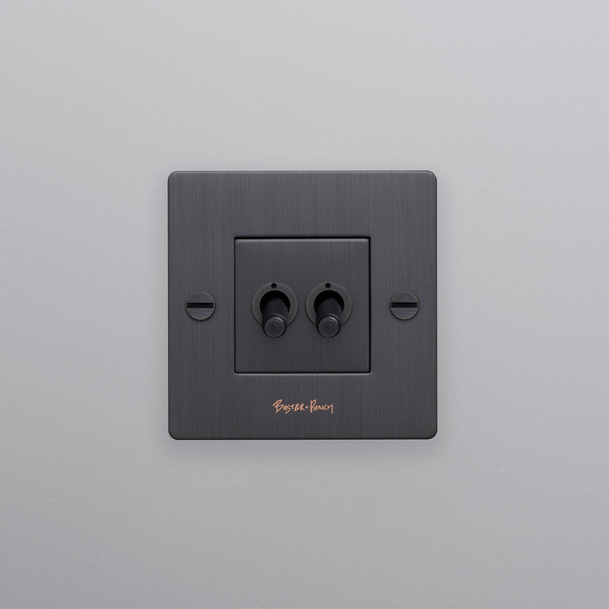 buster + punch | lichtschakelaar 1-voudig dubbele tuimelschakelaar (met logo) | smoked bronze zijaanzicht