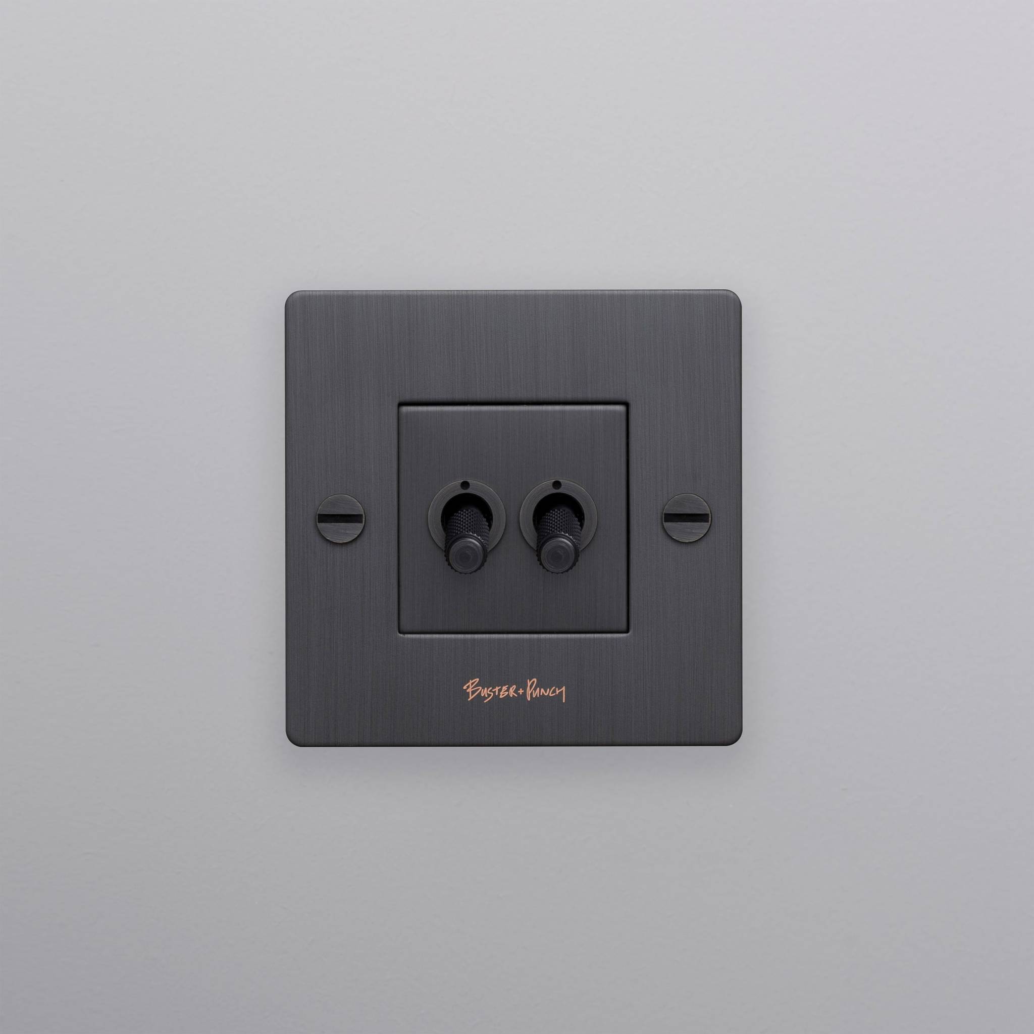 buster + punch | lichtschakelaar 1-voudig dubbele tuimelschakelaar (met logo) | smoked bronze zijaanzicht