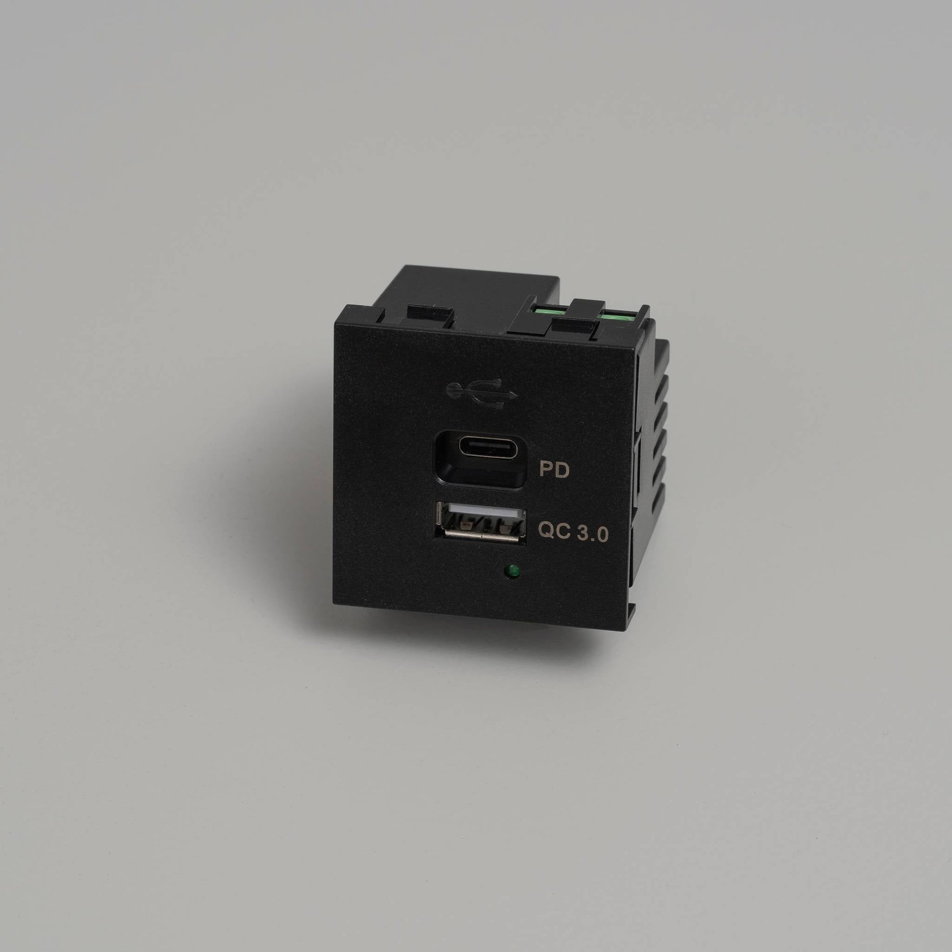 Buster + Punch | Stopcontact USB-module A+C Quickcharge (45 mm) | Zwart
