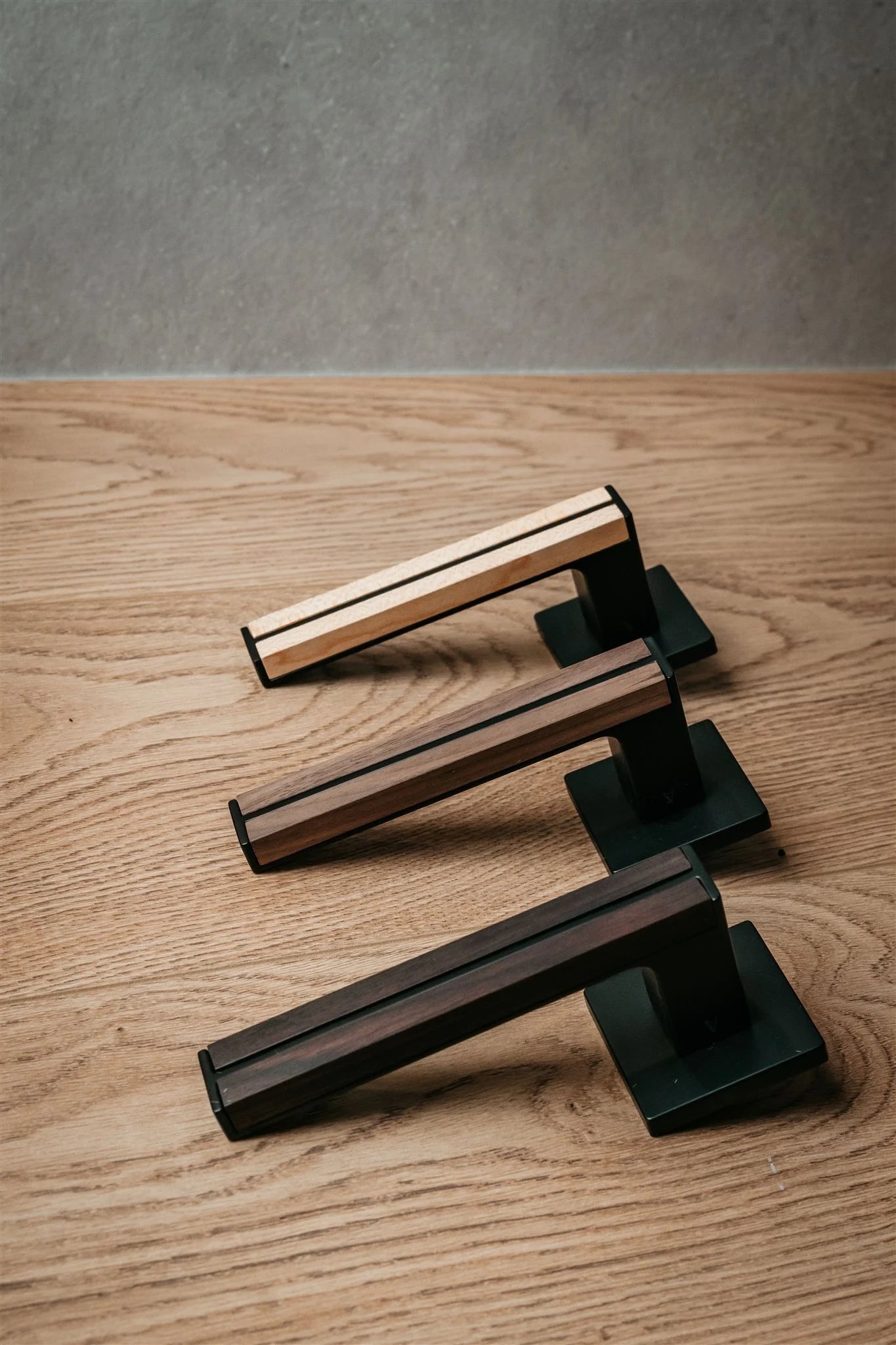 Aprile | deurklinken Imperata | vierkant | zwart | Sandal hout