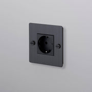 Buster + Punch | Stopcontact 1-voudig Schuko (kruis, zonder logo) | Brons