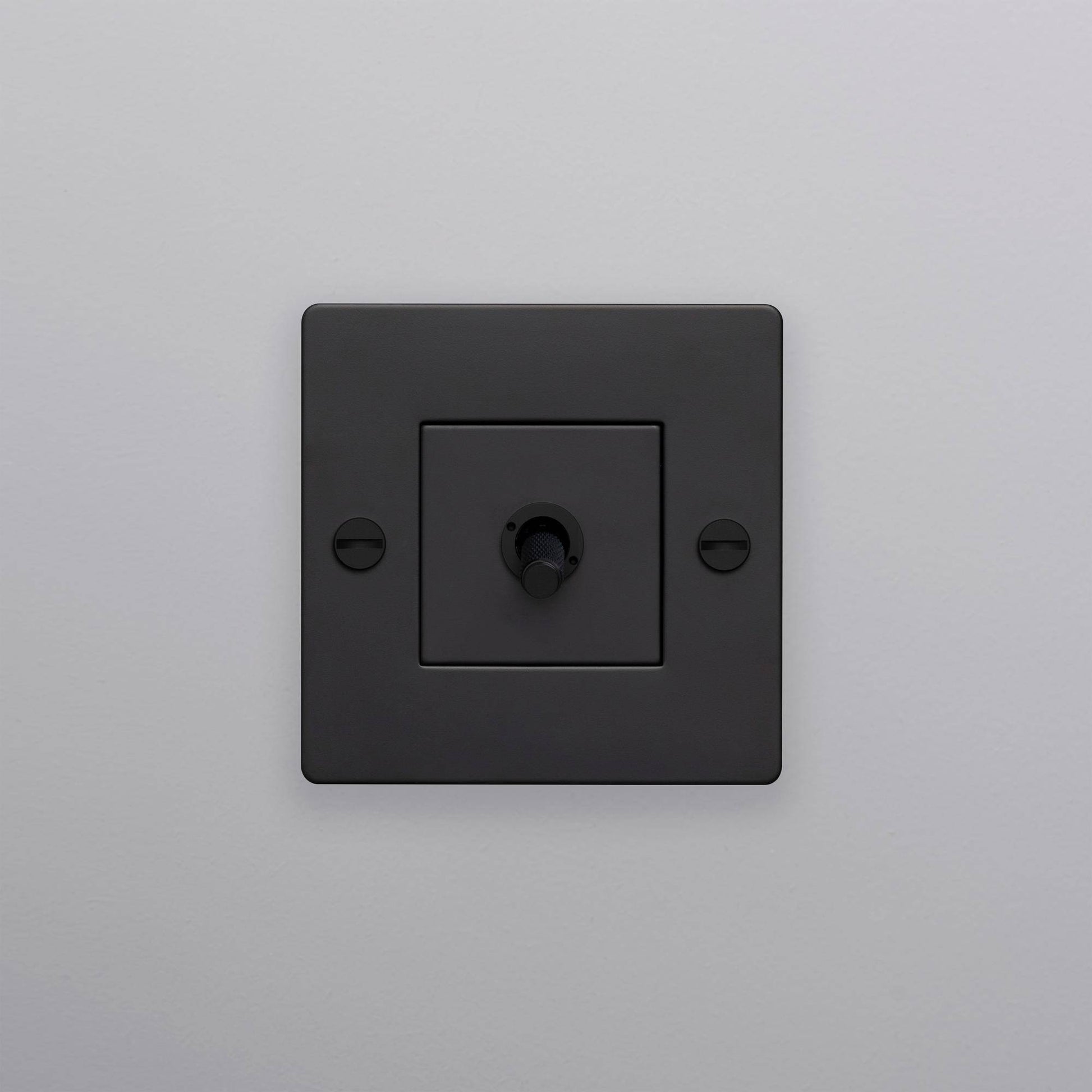 buster + punch | lichtschakelaar 1-voudige tuimelschakelaar cross (zonder logo) | black zijaanzicht