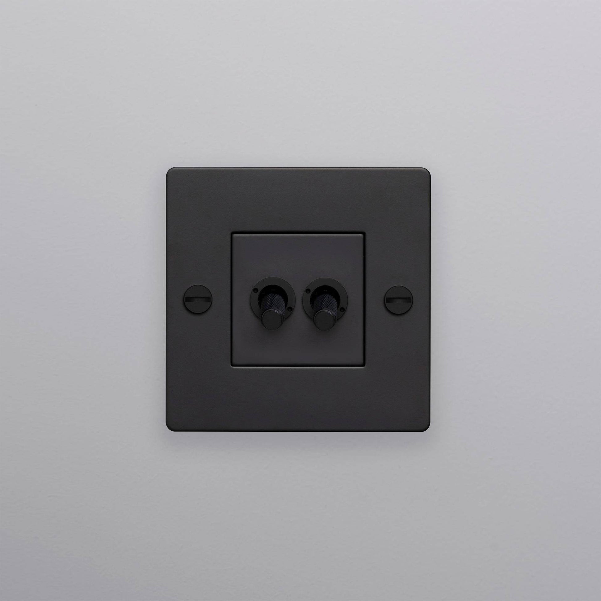 buster + punch | lichtschakelaar 1-voudig dubbele tuimelschakelaar (zonder logo) | black zijaanzicht
