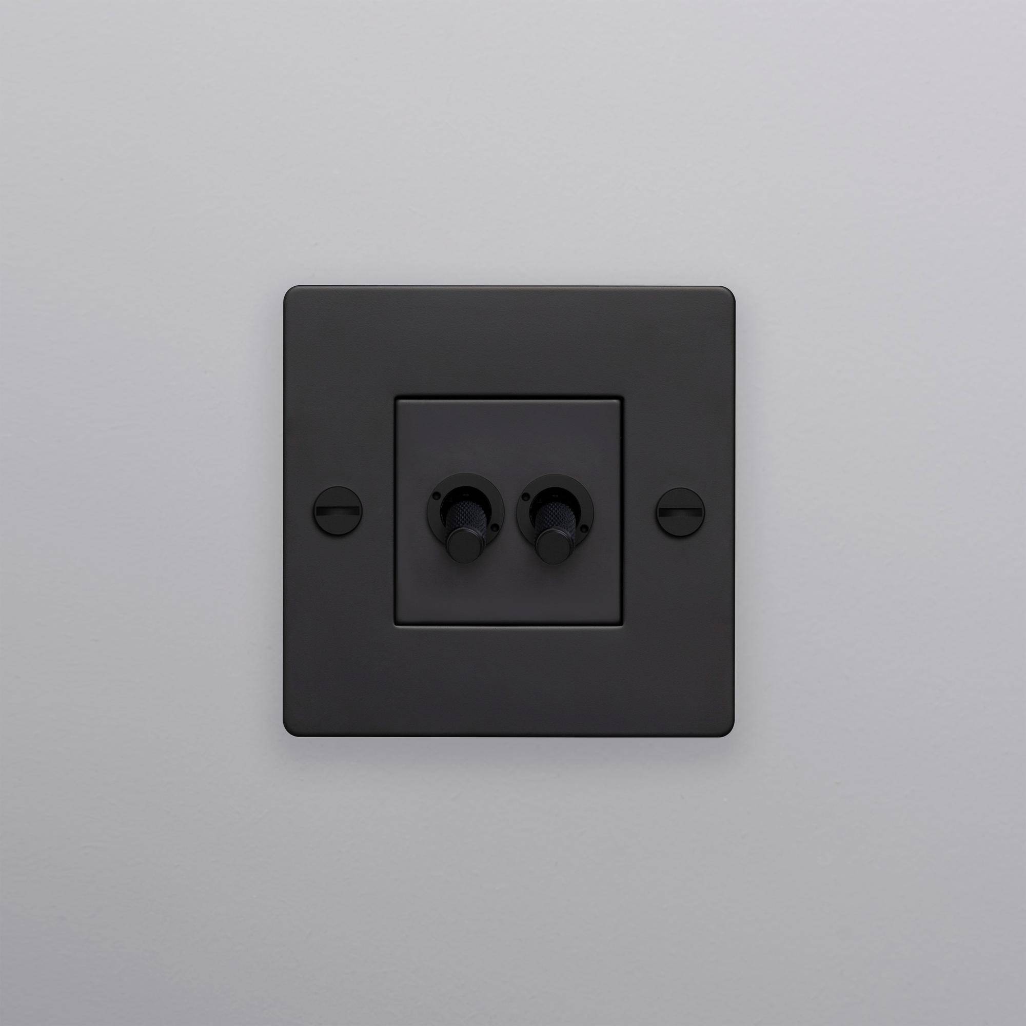 buster + punch | lichtschakelaar 1-voudig dubbele tuimelschakelaar (zonder logo) | black zijaanzicht