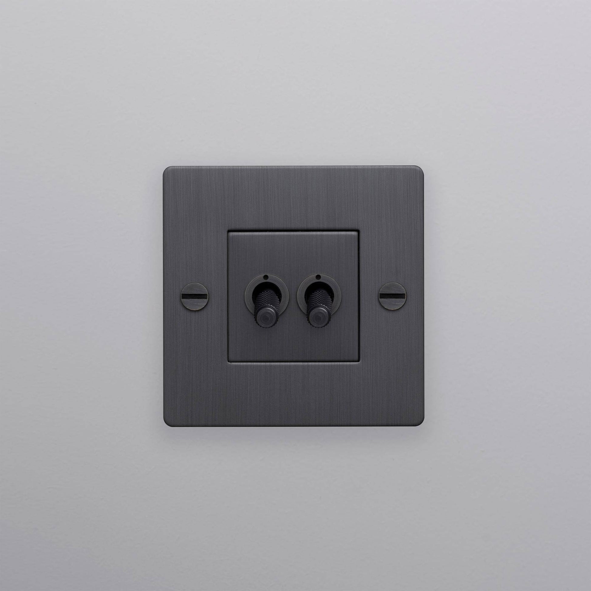 buster + punch | lichtschakelaar 1-voudig dubbele tuimelschakelaar (zonder logo) | smoked bronze zijaanzicht