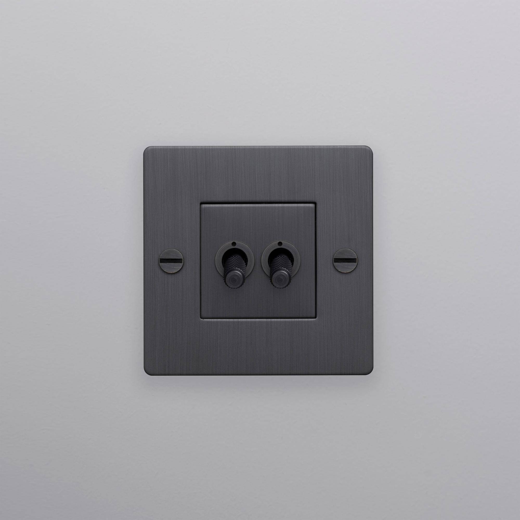 buster + punch | lichtschakelaar 1-voudig dubbele tuimelschakelaar (zonder logo) | smoked bronze zijaanzicht