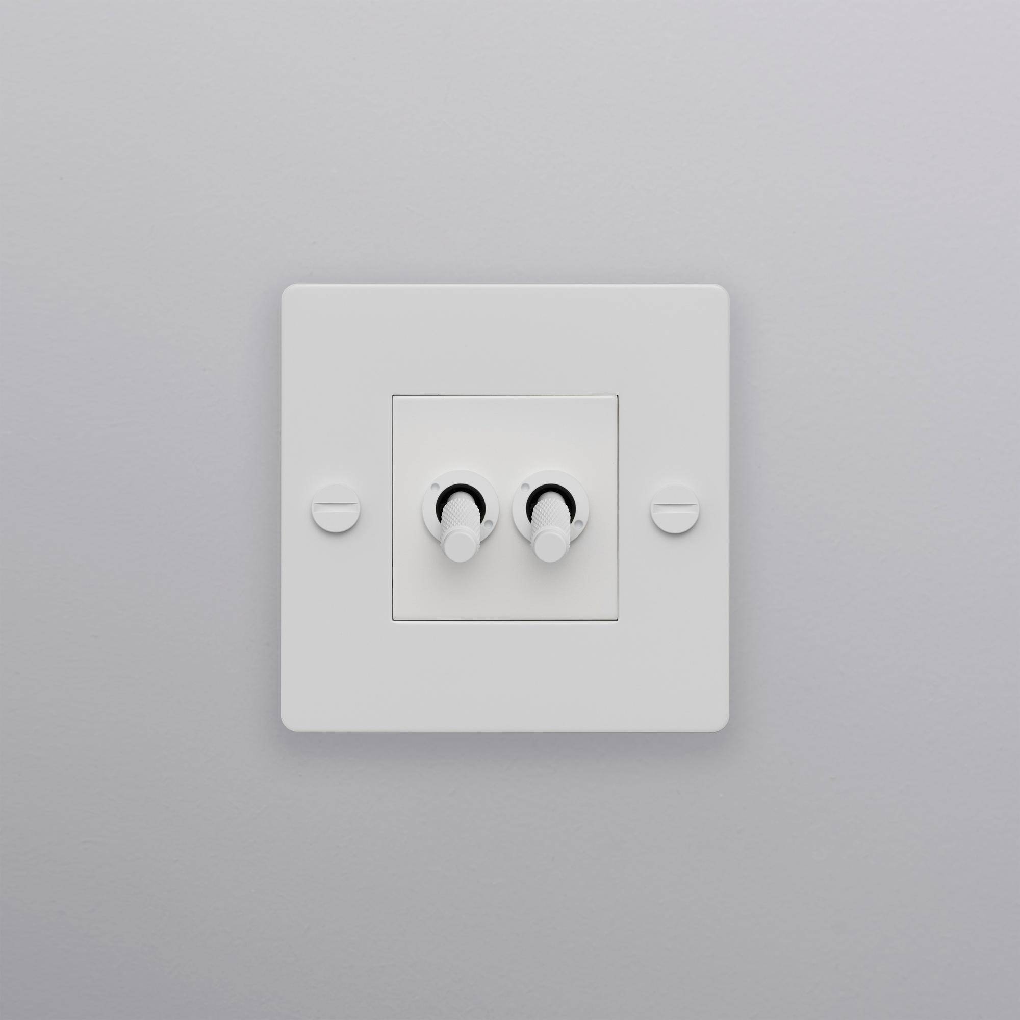 buster + punch | lichtschakelaar 1-voudig dubbele tuimelschakelaar (zonder logo) | white zijaanzicht