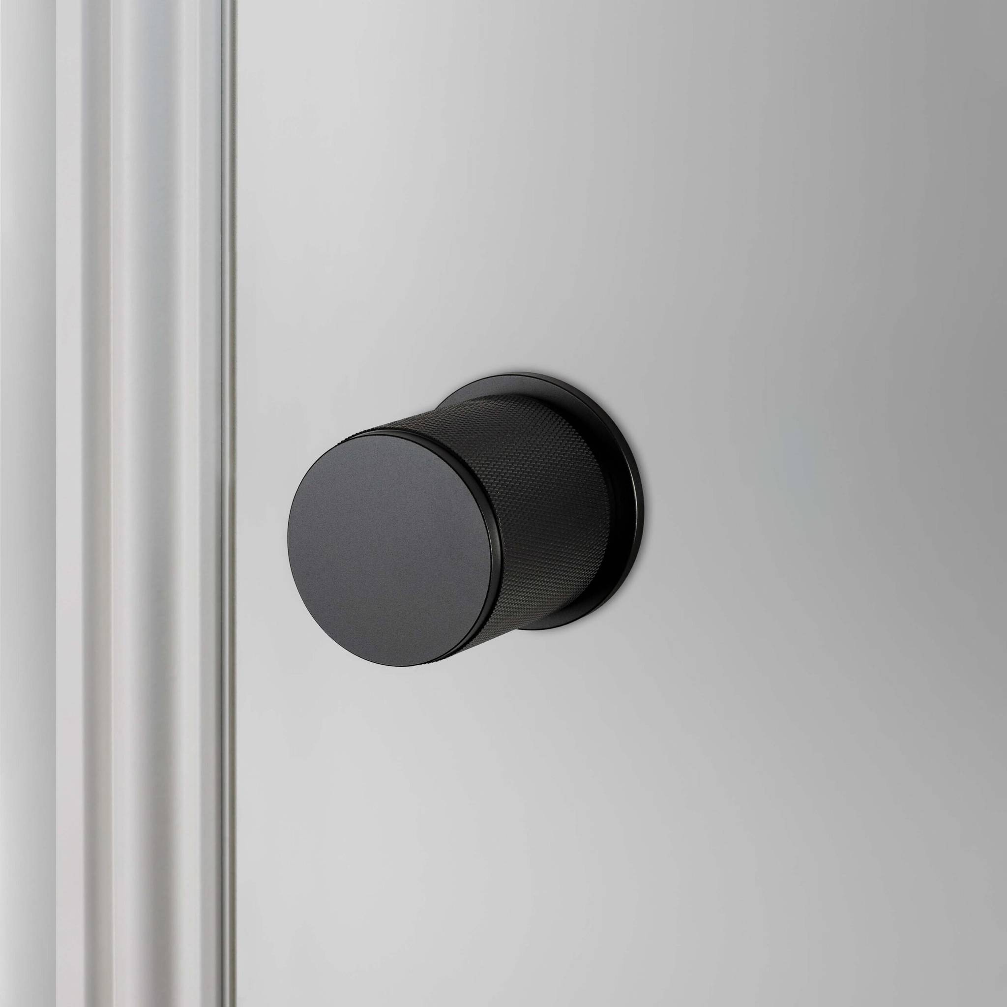 buster + punch cross | deurknop op rozet (draaibaar) | black