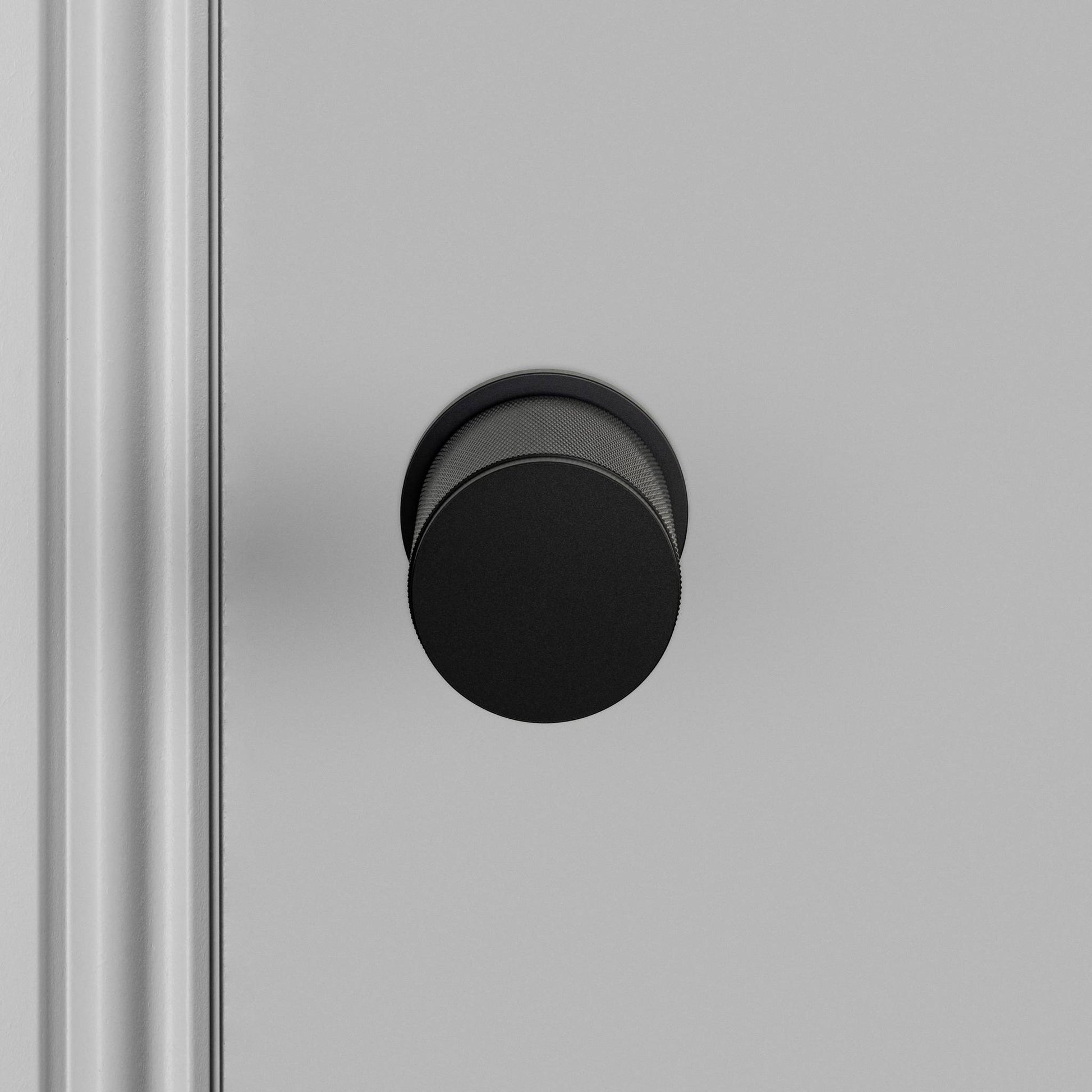 buster + punch cross | deurknop op rozet (draaibaar) | black