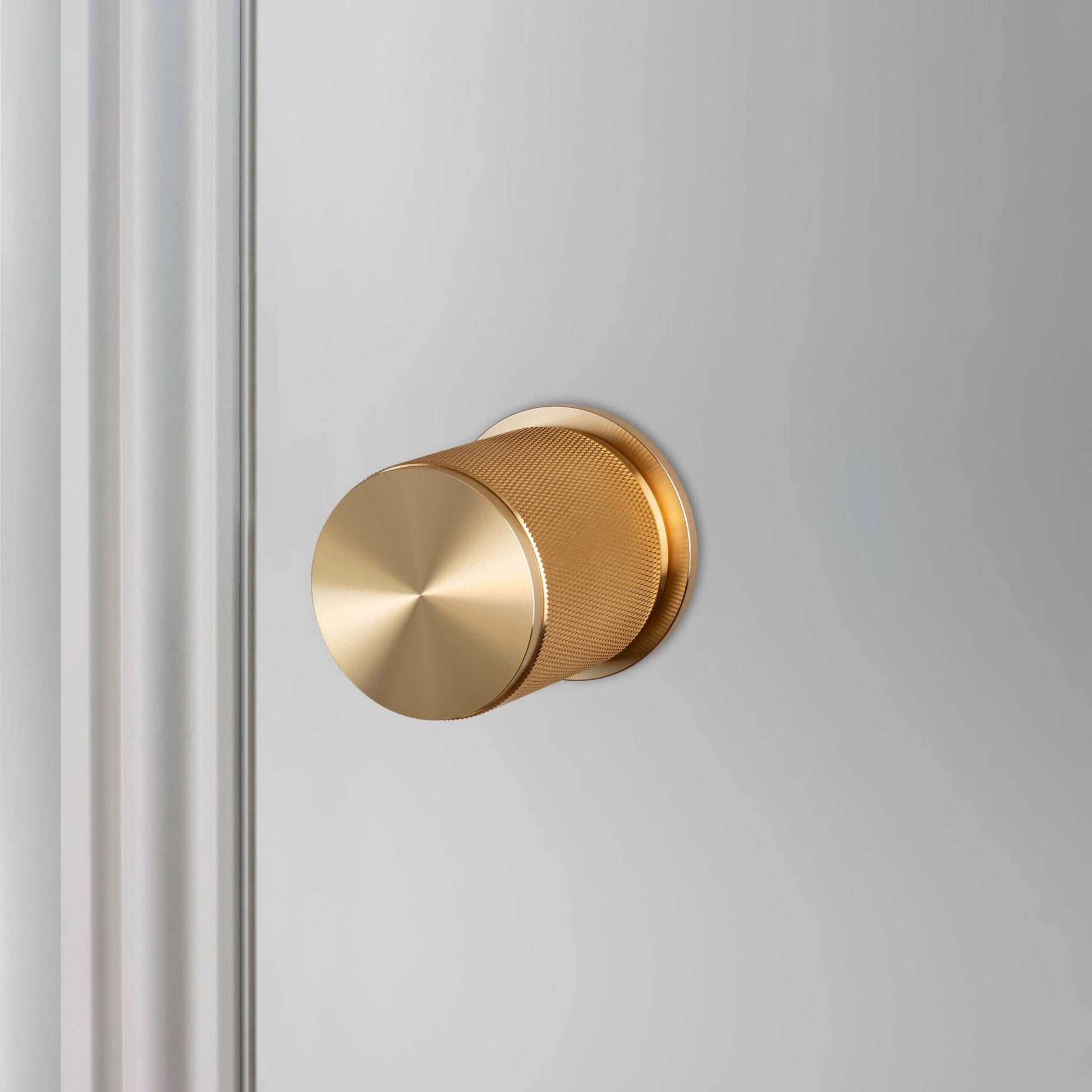 buster + punch cross | deurknop op rozet (draaibaar) | goud
