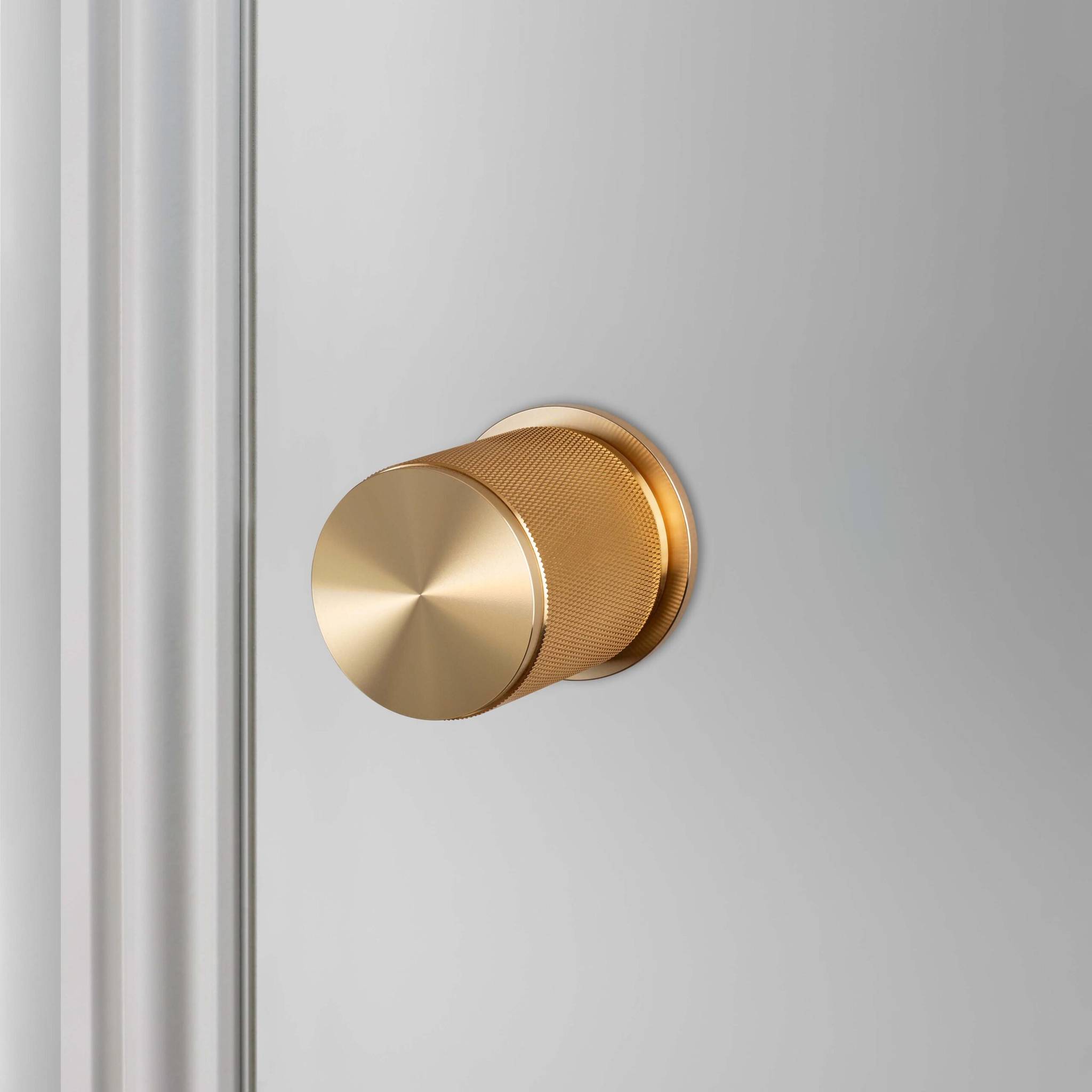 buster + punch cross | deurknop op rozet (draaibaar) | goud
