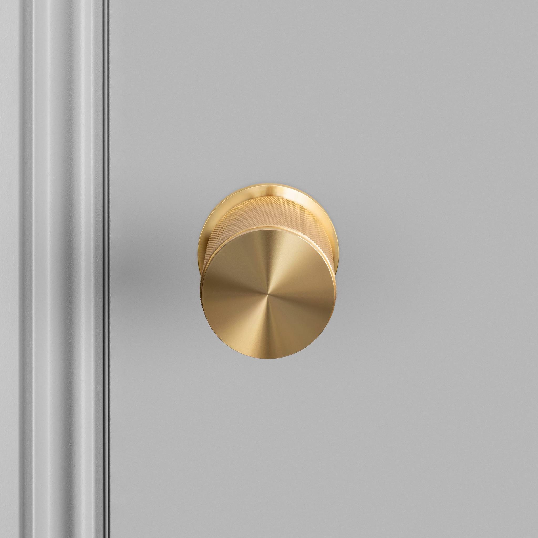 buster + punch cross | deurknop op rozet (draaibaar) | goud