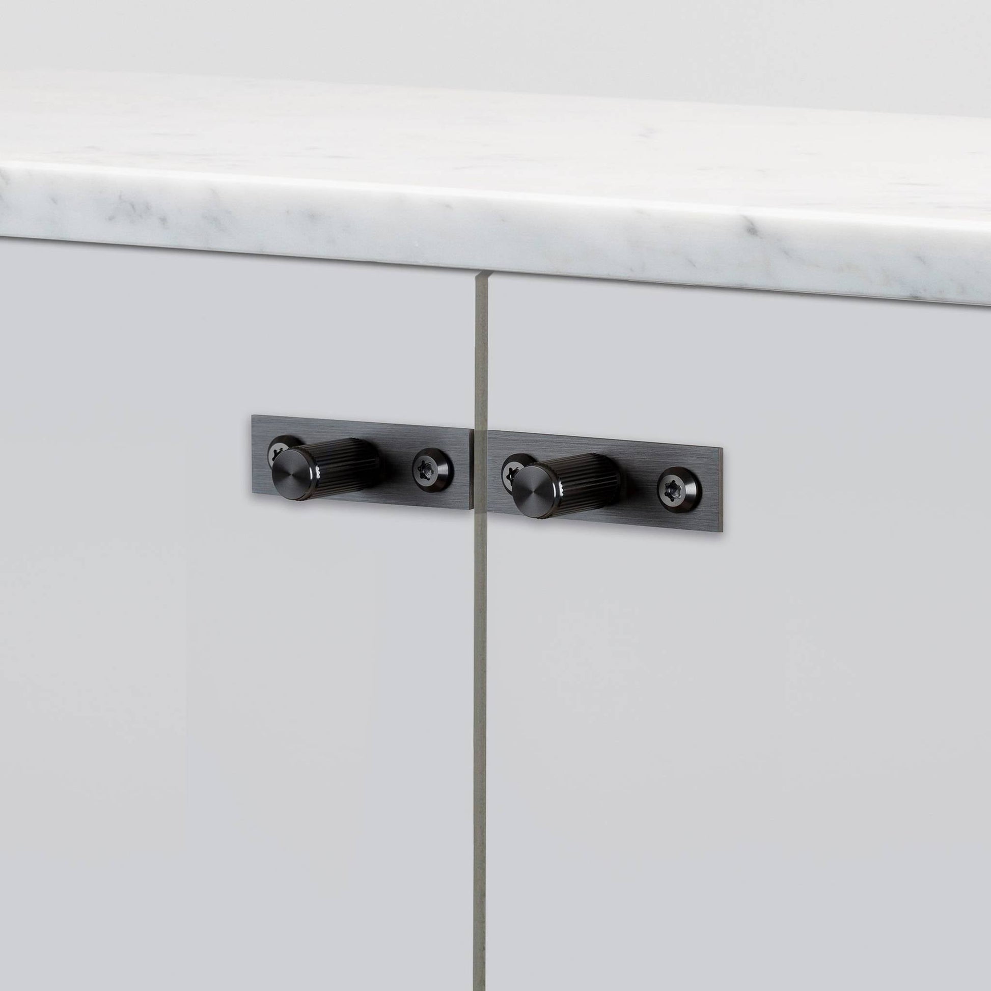 buster + punch linear | meubelknop op rozet | gun metal