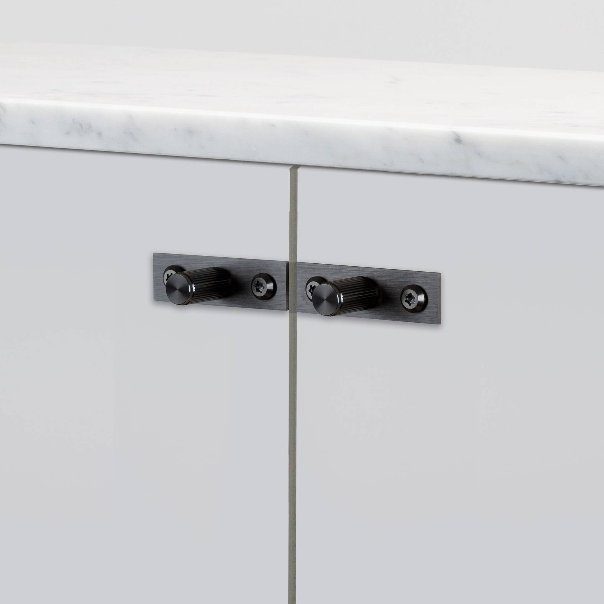 buster + punch linear | meubelknop op rozet | gun metal