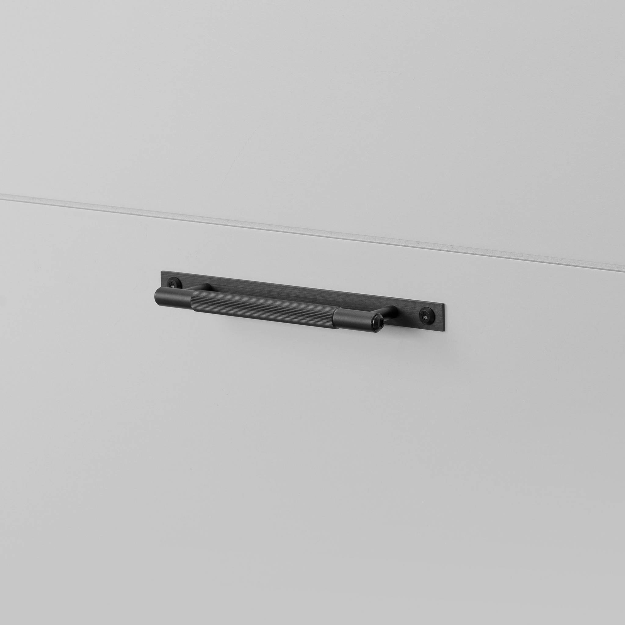 buster + punch linear | meubelgreep op rozet | black