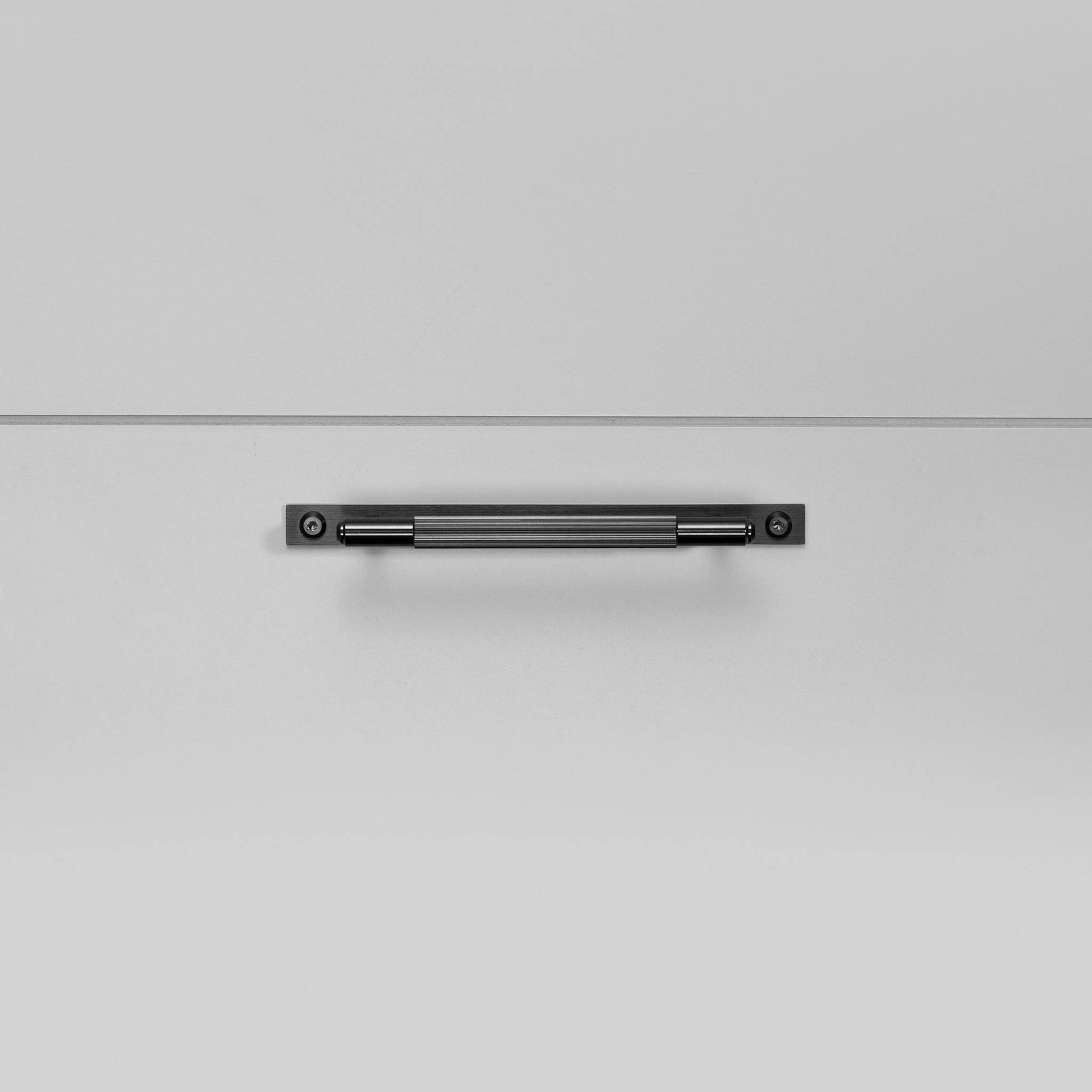buster + punch linear | meubelgreep op rozet | black