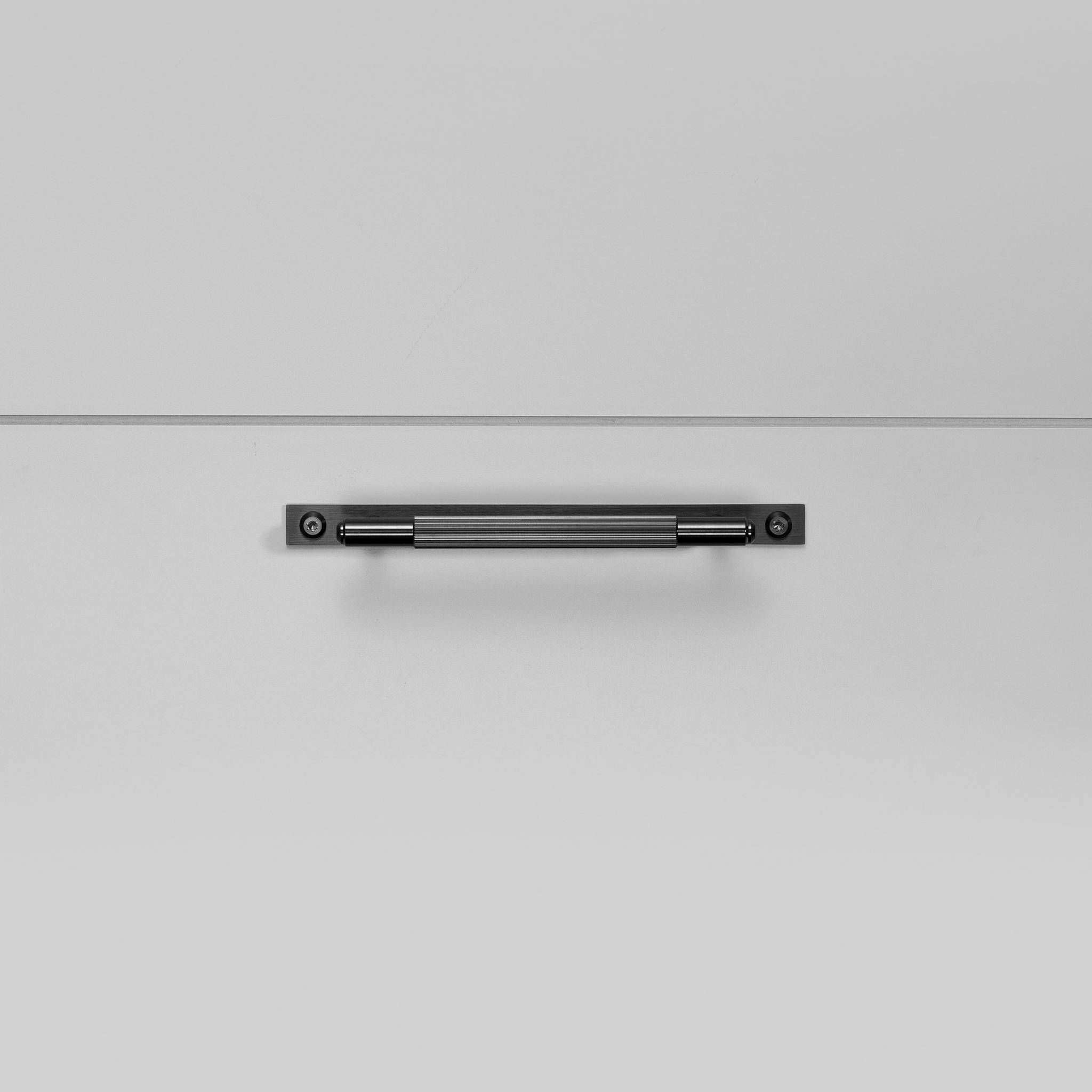 buster + punch linear | meubelgreep op rozet | black