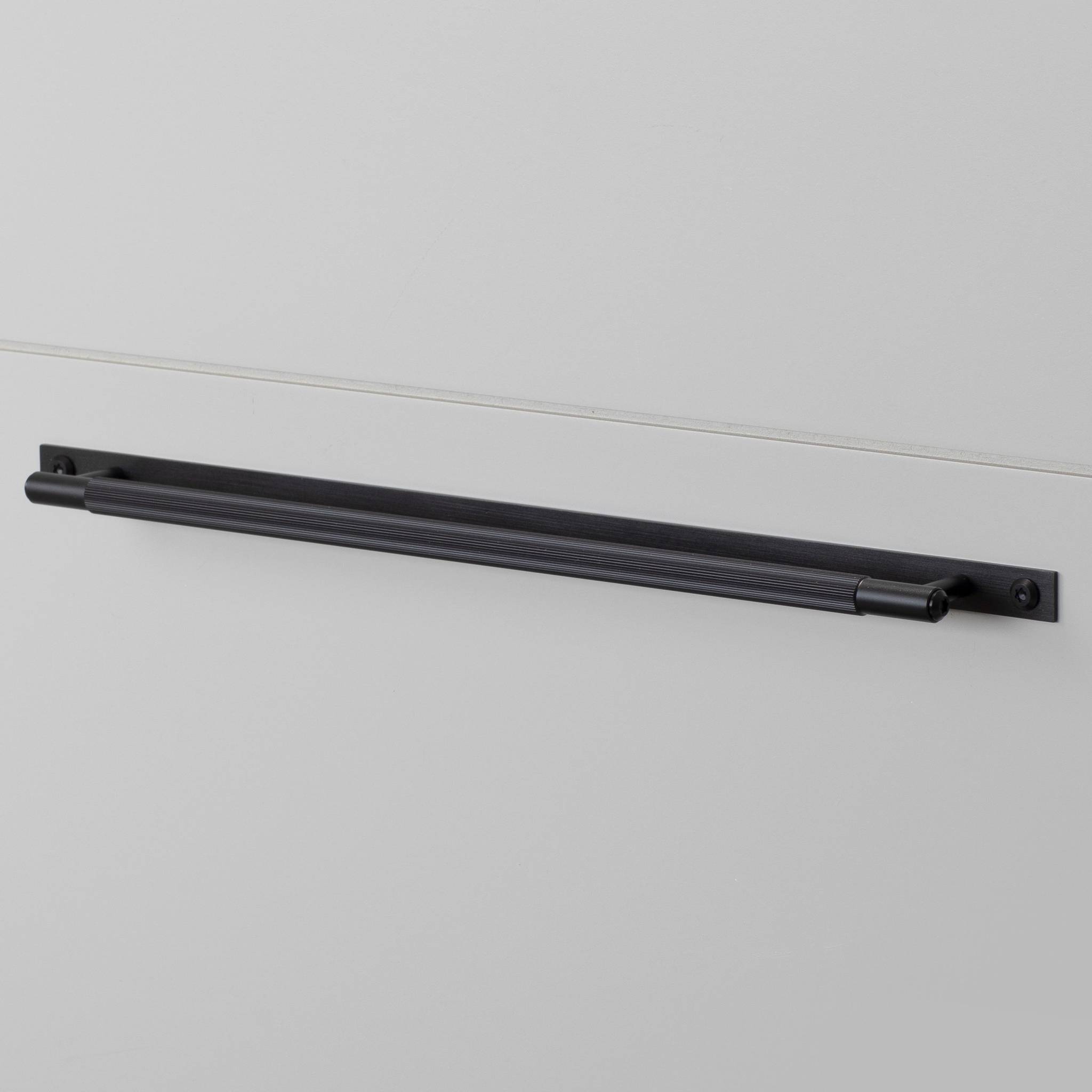 buster + punch linear | meubelgreep op rozet | black