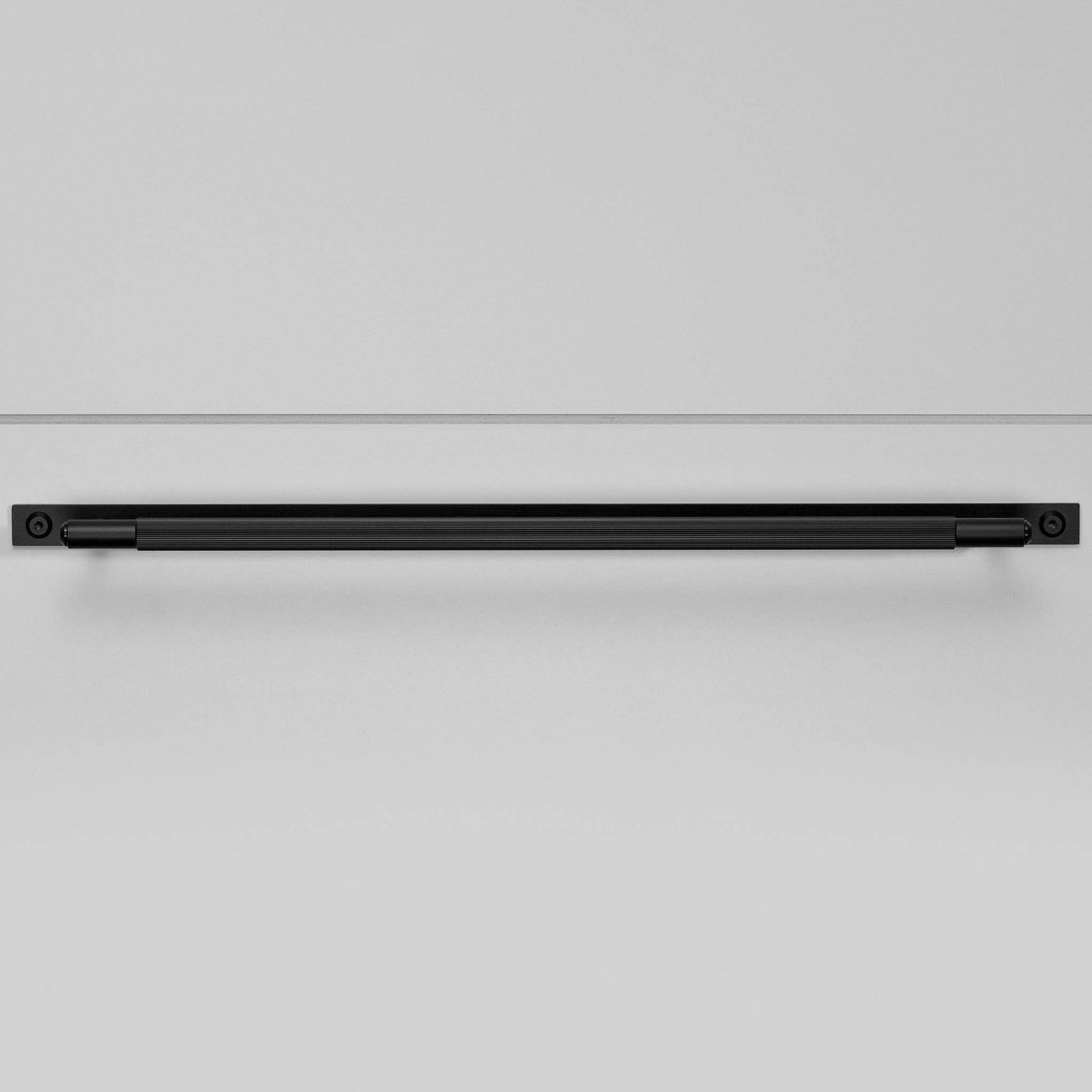buster + punch linear | meubelgreep op rozet | black