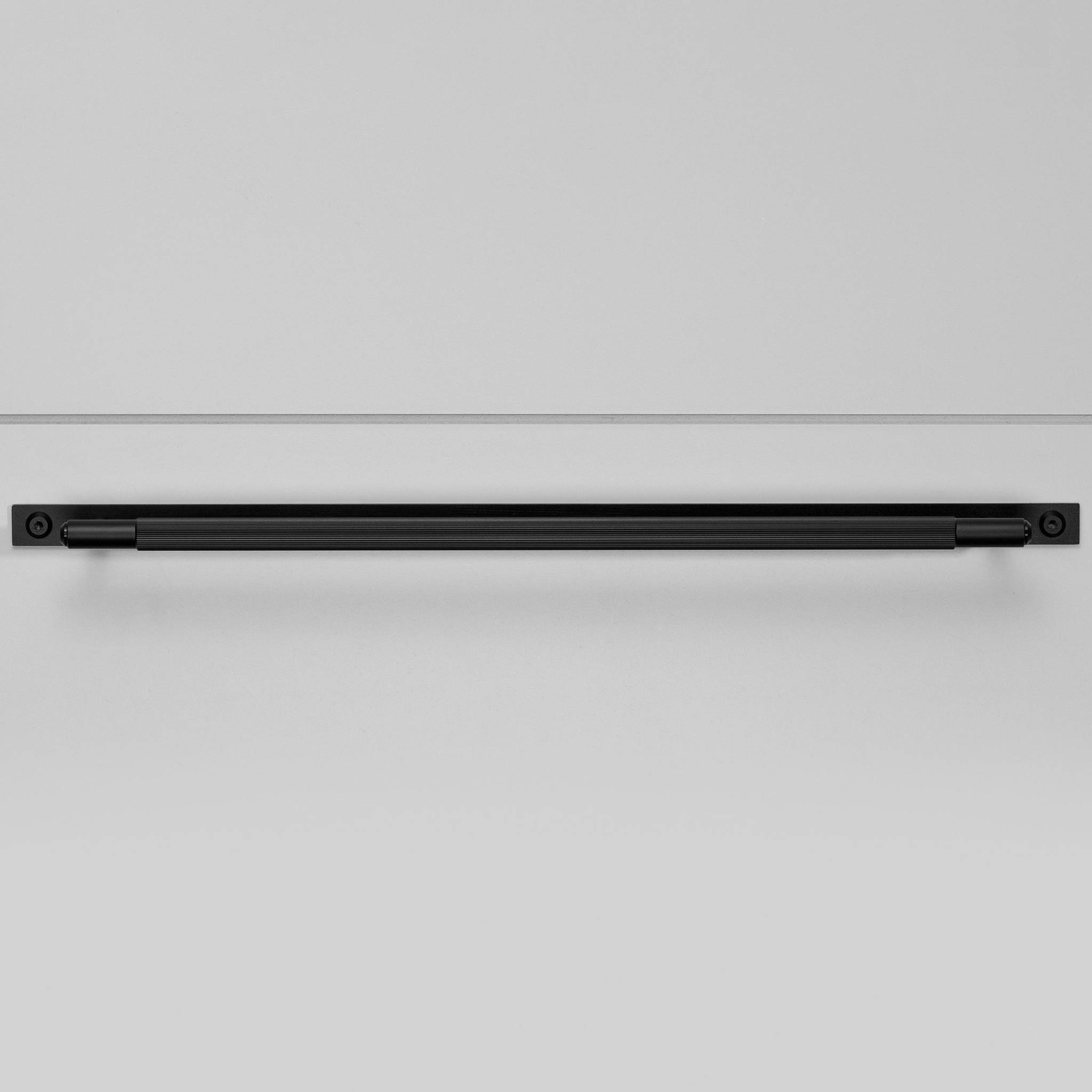buster + punch linear | meubelgreep op rozet | black