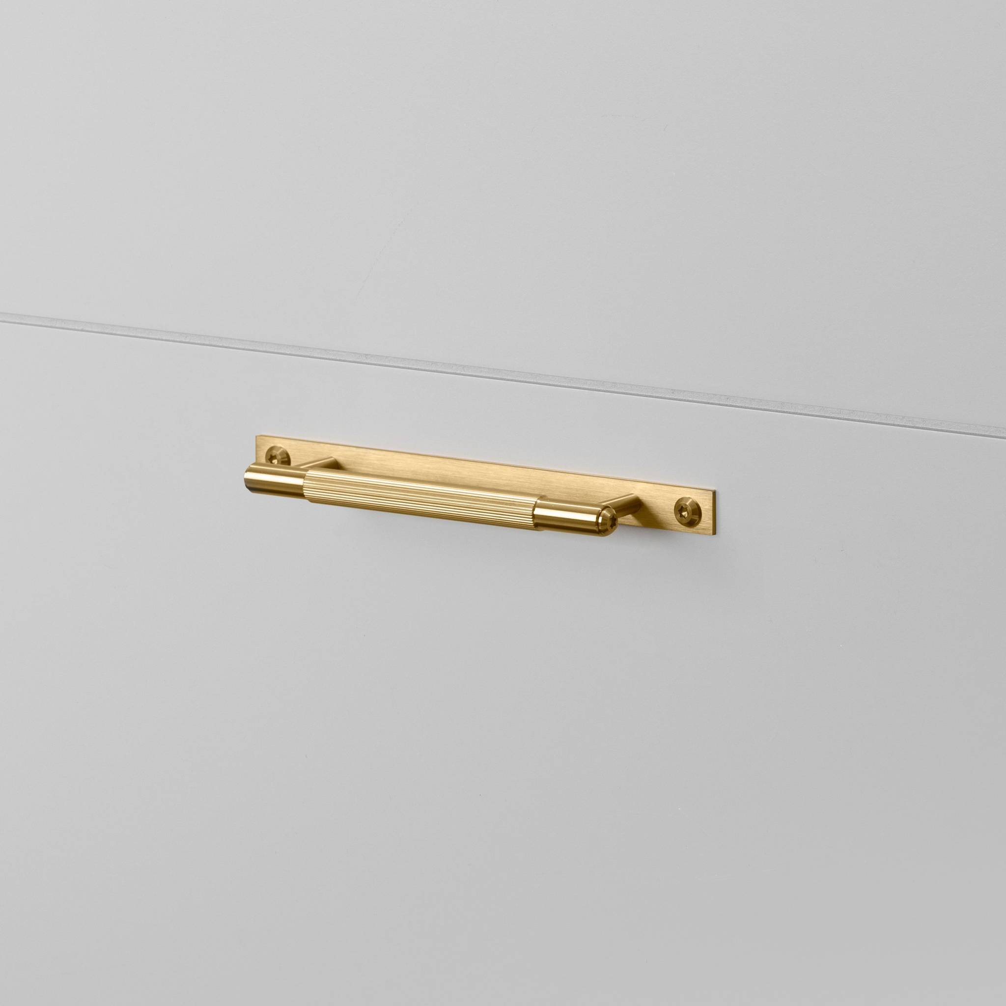 buster + punch linear | meubelgreep op rozet | goud