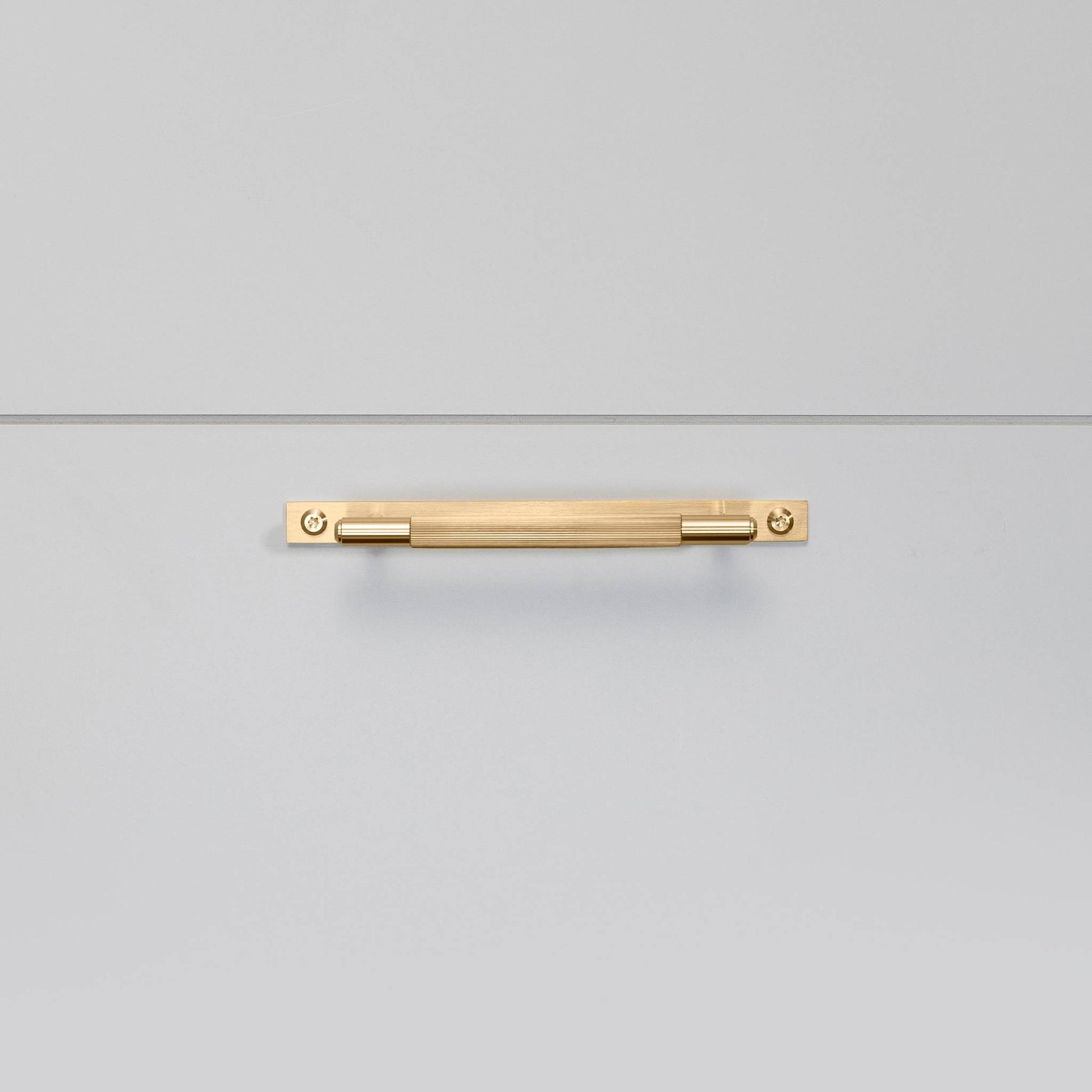 buster + punch linear | meubelgreep op rozet | goud