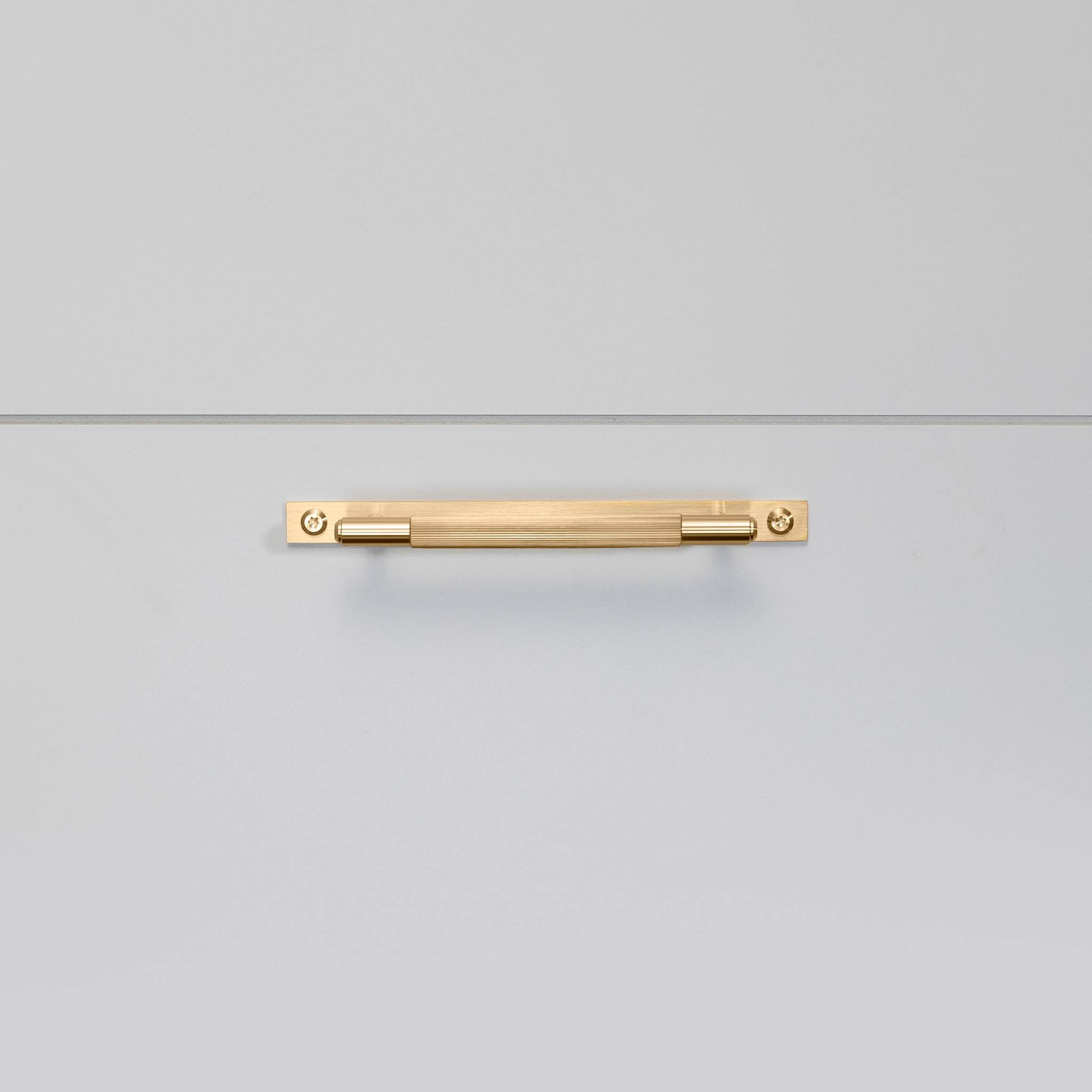 buster + punch linear | meubelgreep op rozet | goud