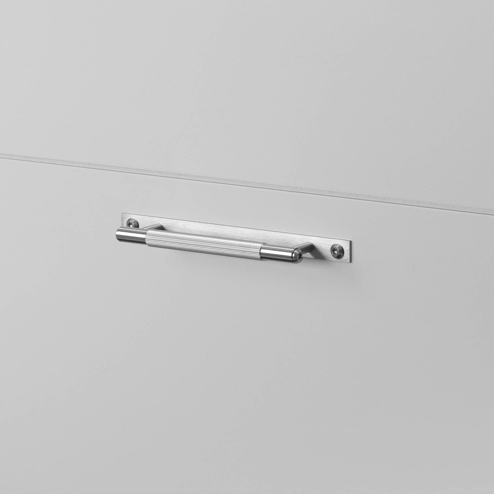 buster + punch linear | meubelgreep op rozet | steel
