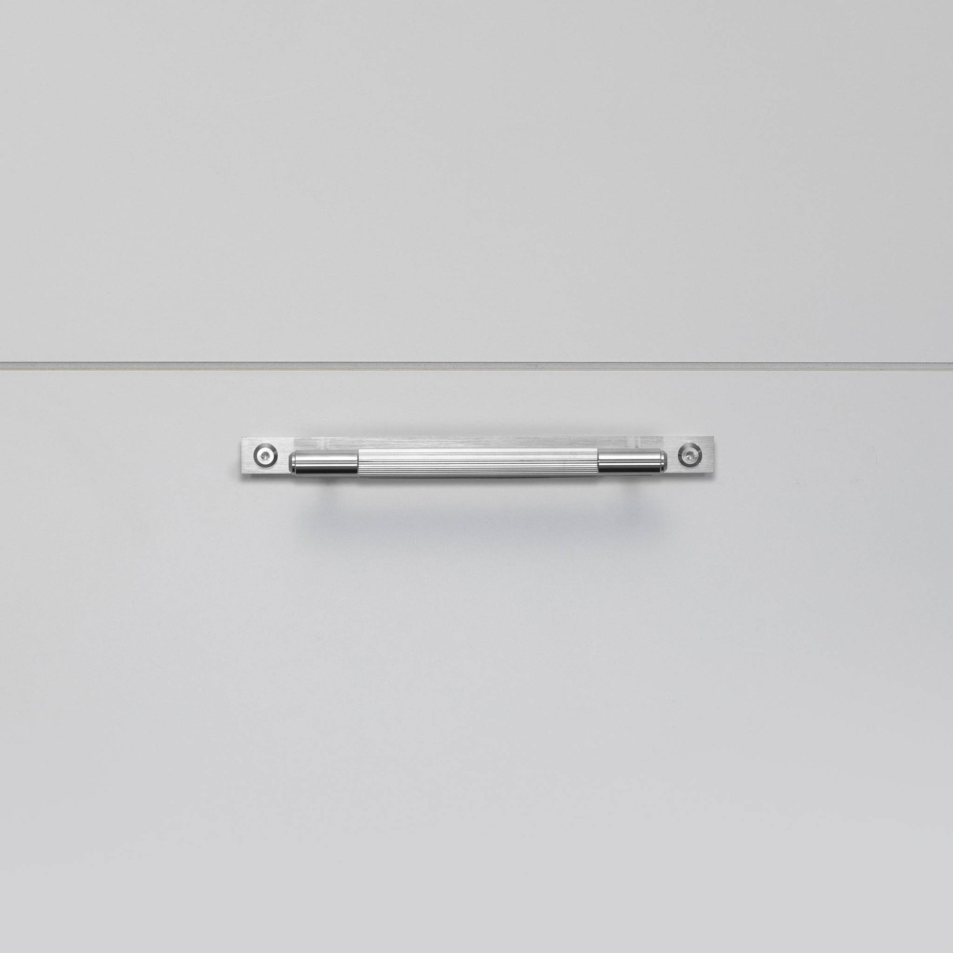 buster + punch linear | meubelgreep op rozet | steel