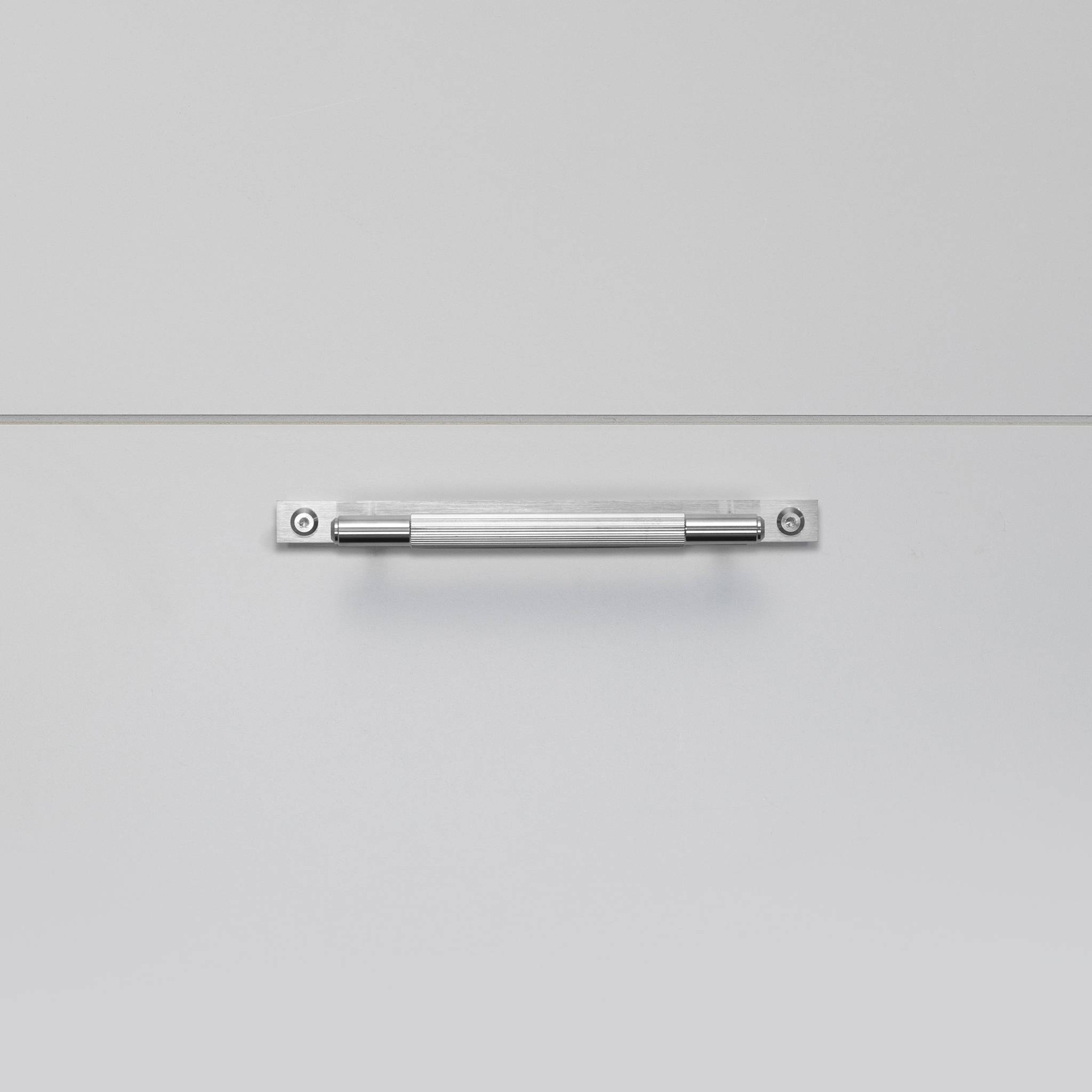 buster + punch linear | meubelgreep op rozet | steel