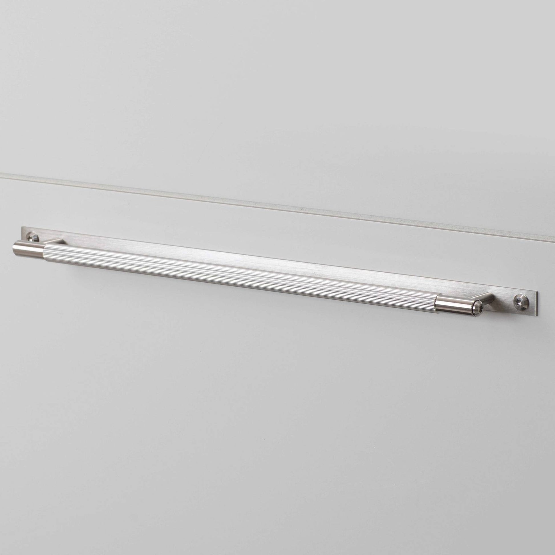 buster + punch linear | meubelgreep op rozet | steel