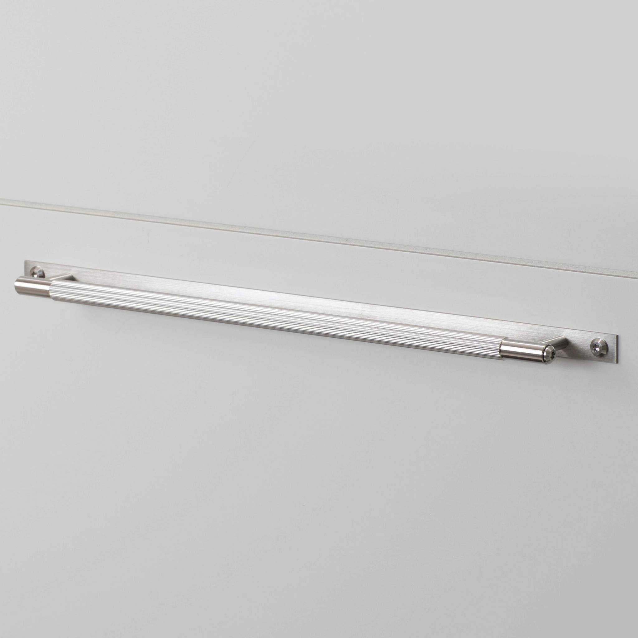 buster + punch linear | meubelgreep op rozet | steel