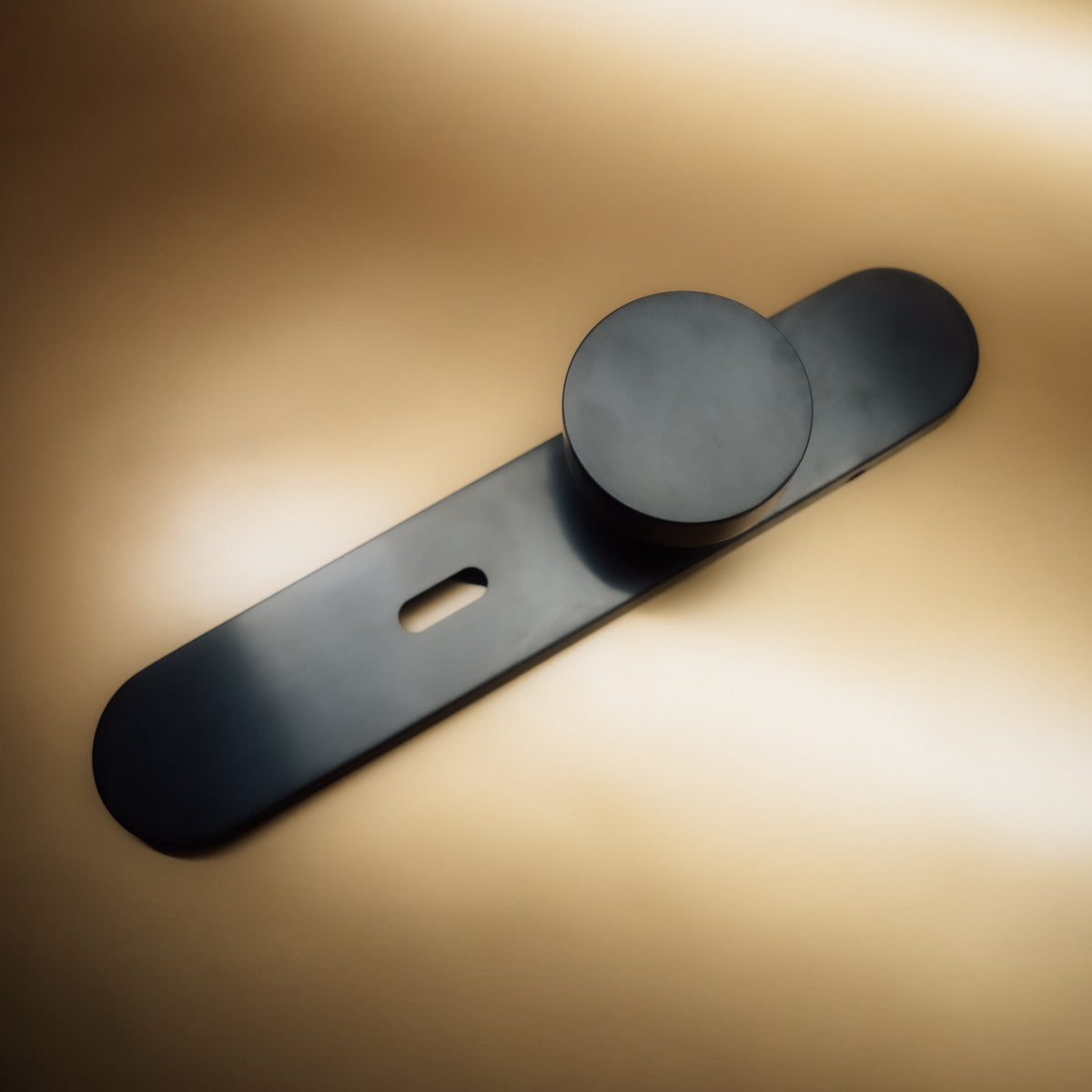 Griff Meister Deurknop Gunmetal Op ovaal schild Sleutel 56mm – sfeerfoto in interieur