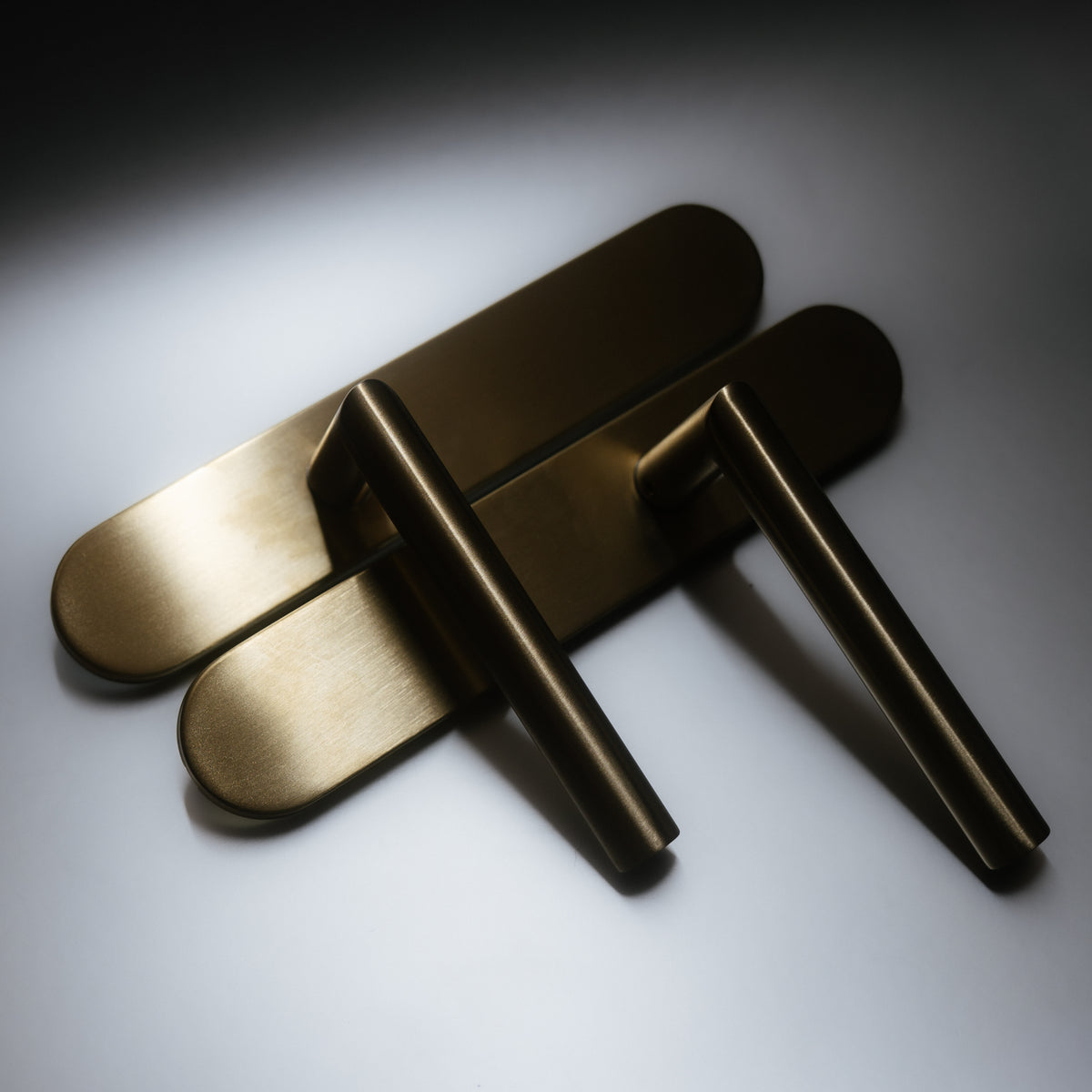 Griff Meister Deurkruk Cornisa Champagne PVD Op ovaal schild Blind – sfeerfoto in interieur