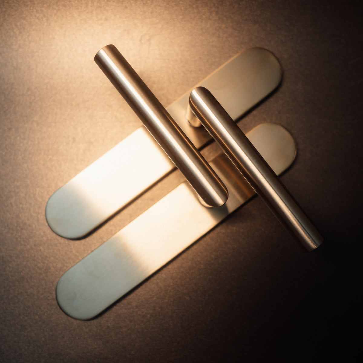 Griff Meister Deurkruk Cornisa Champagne PVD Op ovaal schild Blind – close-up van de afwerking