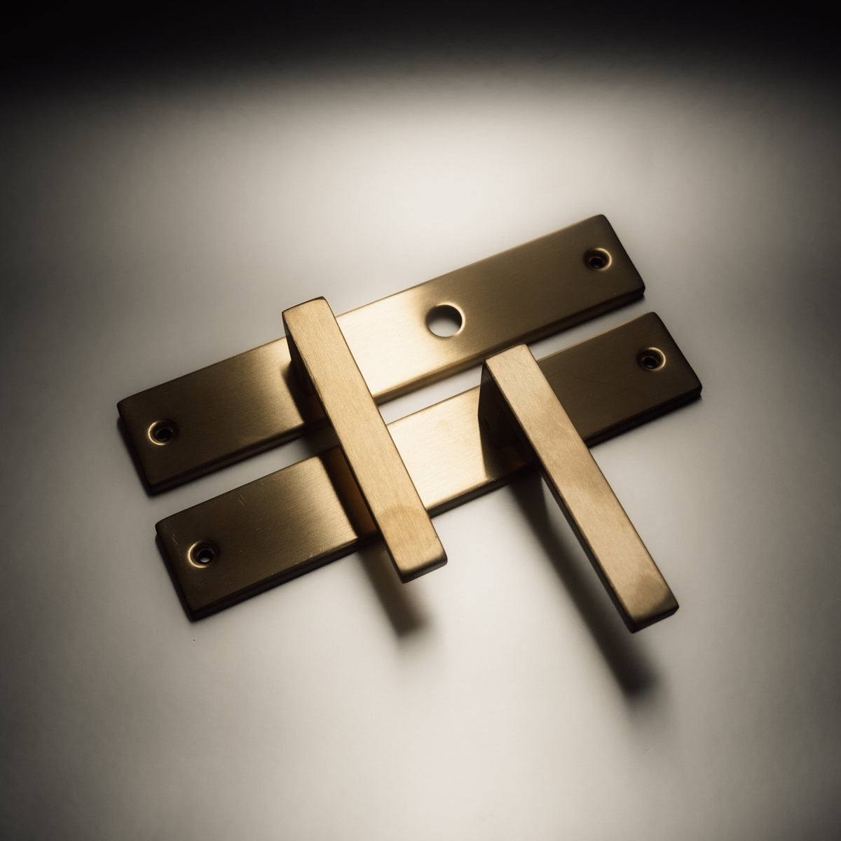 Griff Meister Deurkruk Fortis Champagne PVD Op schild WC63/8 Toilet – sfeerfoto in interieur