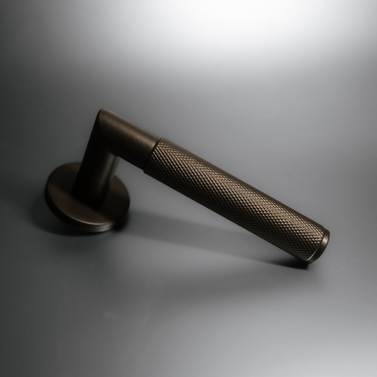 Griff Meister Deurkruk Montaro 53mm ronde rozet 6mm dik Brons – sfeerfoto in interieur