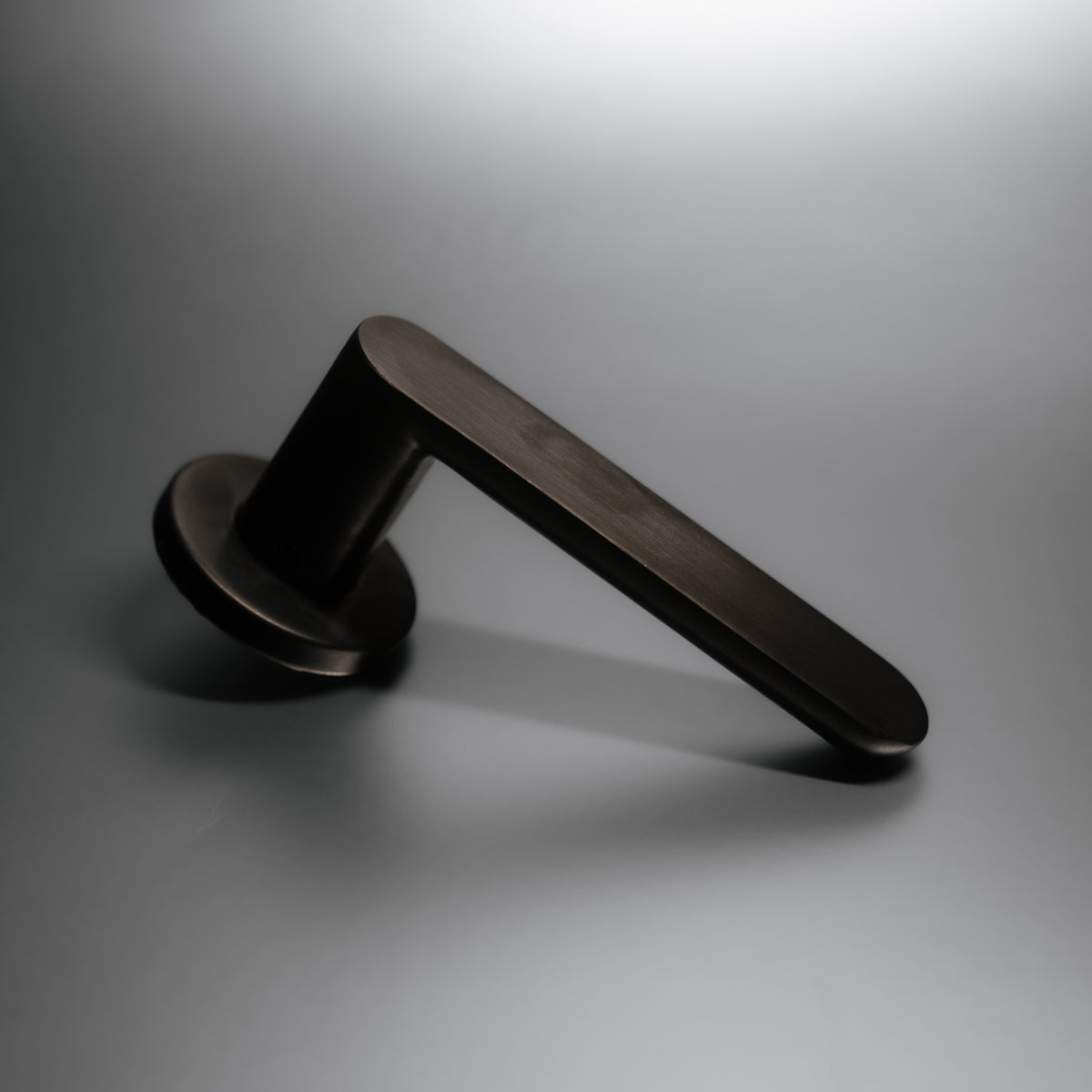 Griff Meister Deurkruk Rexo 53mm ronde rozet 6mm dik Gunmetal – sfeerfoto in interieur