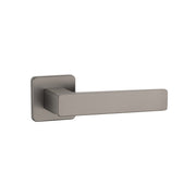 Aprile | Deurkruk Erica | op vierkant rozet | Gunmetal - Deurbeslag-expert
