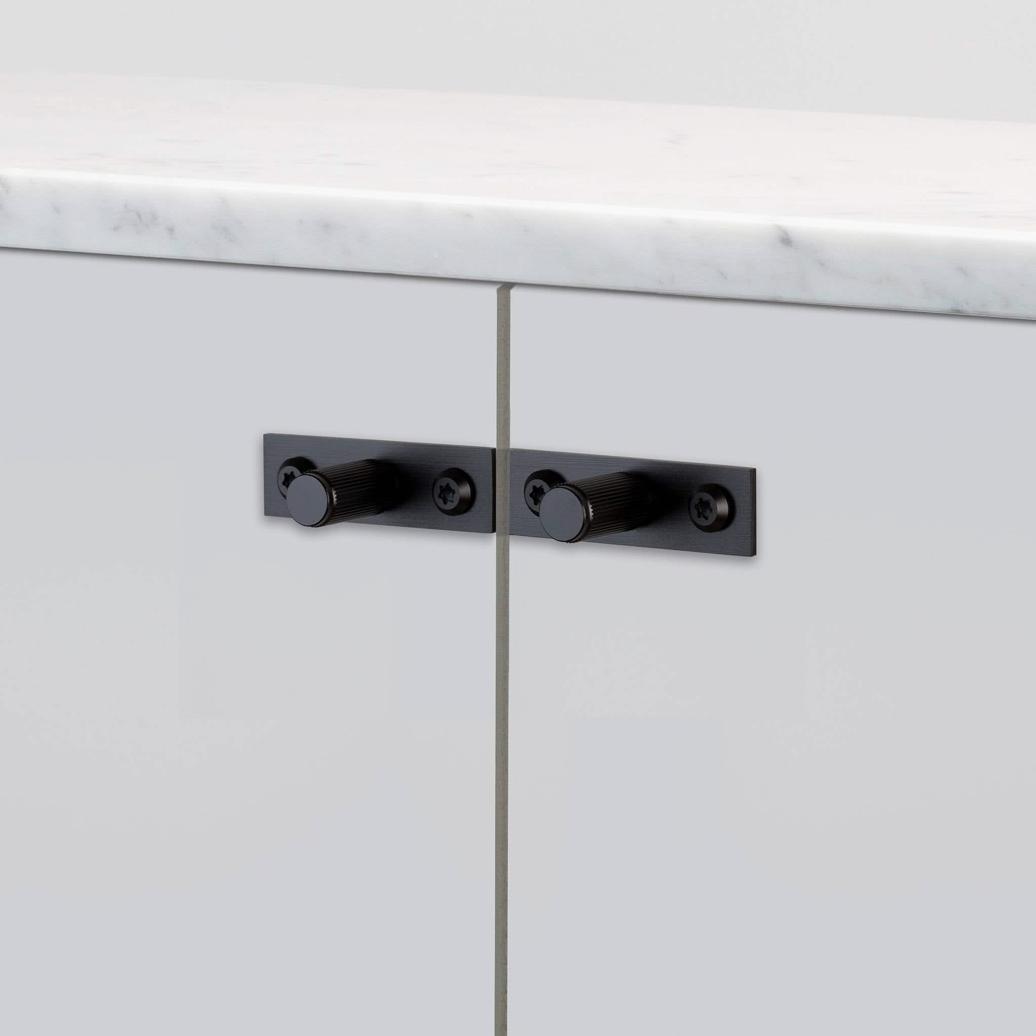 buster + punch linear | meubelknop op rozet | black