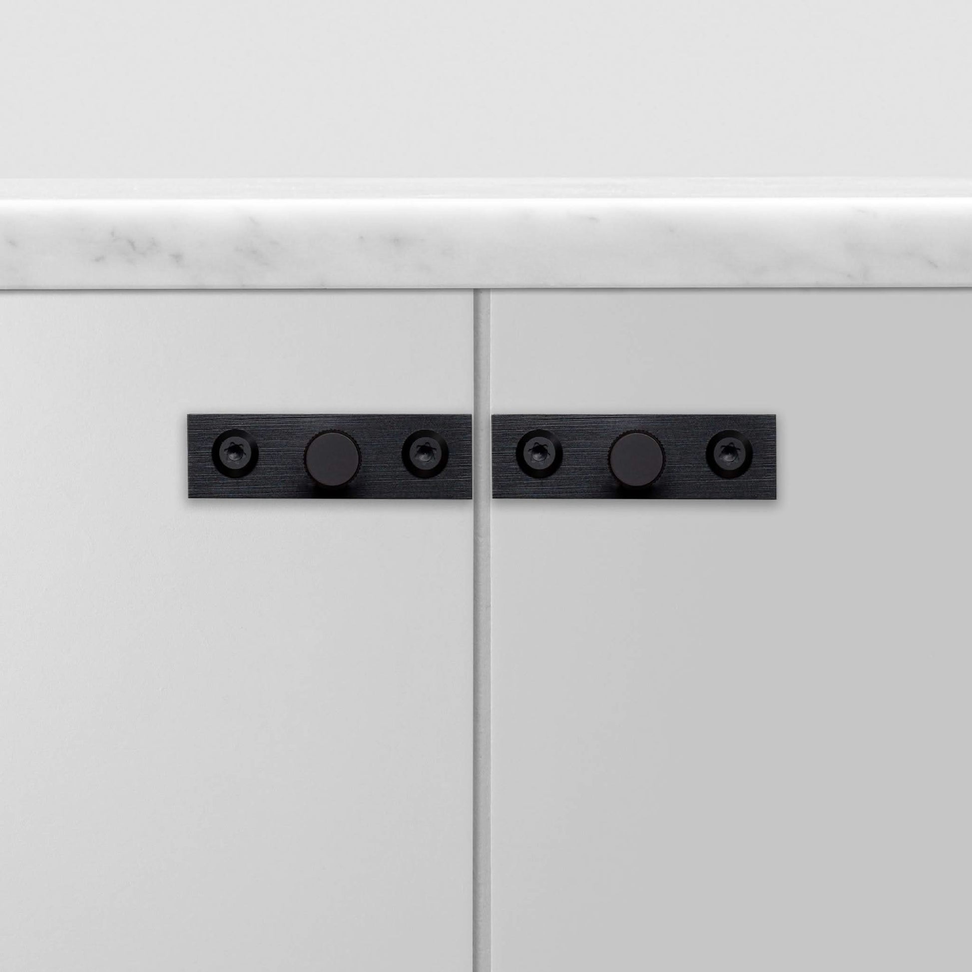 buster + punch linear | meubelknop op rozet | black