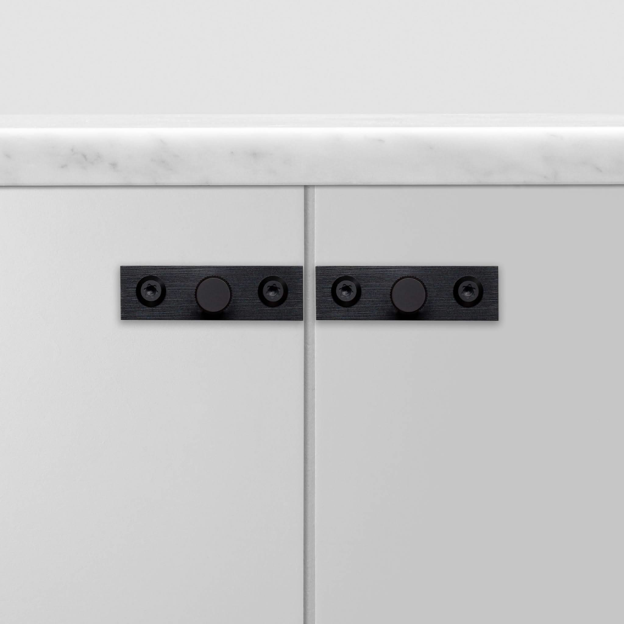 buster + punch linear | meubelknop op rozet | black